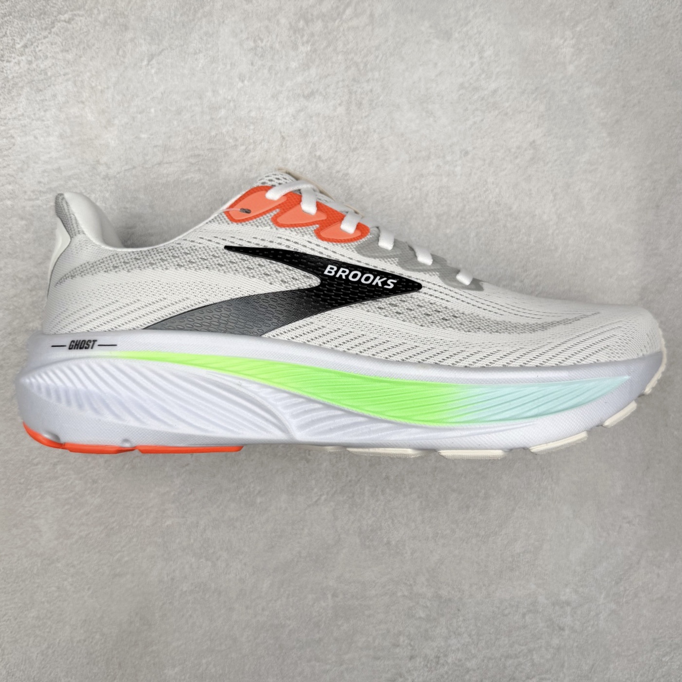 Brooks布鲁克斯 Ghost 17 马拉松舒适百搭防滑耐磨低帮跑步鞋 Brooks 四大跑鞋之一 百年品牌 跑鞋从外形上基本就能判断这是一款速度跑鞋 简洁干练的外形结构和极强的运动流线型看着非常有速度感 上脚的第一感觉是非常轻 美码9码的鞋单只206g不到 从个人偏好来说 200g左右的竞速鞋最具安全感 鞋面采用单层网布 很薄 前掌使用了大量开放式网眼 排气直接快速 透气性上乘 鞋舌也是轻量化设计 仅为一层麂皮 和脚背完美贴合 鞋舌中央有个防偏穿孔 从实际穿着来看 通常鞋舌都是外偏 如果是防偏穿孔位于中心 防偏效果其实并不十分有效 如果采用趋外侧的偏心设计更有效 鞋帮泡棉填充量不大 但非常紧凑 贴合舒适 包裹稳固 内置硬质TPU保证必要的稳定性 跑鞋中底采用的是DNA FLASH科技材料 DNA FLASH中底科技 是Brooks第一款将氮气注入中底的创新科技 主要原理是借助“超临界流体”发泡技术 将液态氮稳定的转化为气态氮 并使其均匀地形成无数紧密贴合的密闭式气囊结构 尺码：36 36.5 37.5 38 38.5 39 40 40.5 41 42 42.5 43 44 44.5 45 46-选品中心