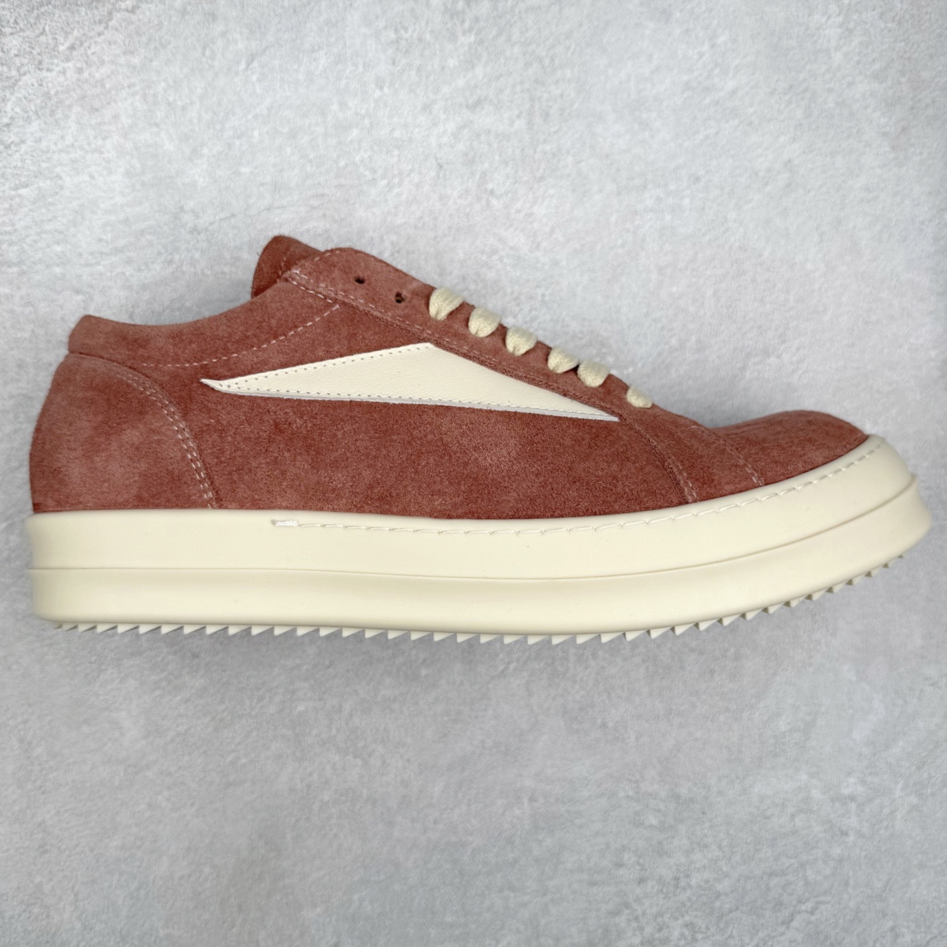 ＃纯原 Rick Owens Edfu 瑞克·欧文斯低帮皮面时尚运动板鞋 最新版底模 drkshdw字体凸出来的 无半点色差 斜纹布的材质和间距都是极致还原 【鞋头采用原版一致工艺 又翘又歪的效果目前这个技术市面上的任何版本都达不到这个效果】【经历了3个半月时间洪师傅带领8人团队终于研究出1-1复刻还原版本 东莞厚街洪师傅是一位有着17年的开板师经验丰富的一位老师傅 一针一孔的研究 私模开发205个走针69个细节一步到位不敢说百分百💯保证有百分之98还原 慢工出细活 好的产品不怕晚 这次的开发针对艺术家 收藏家 高品质的人群 定制品牌logo的拉链 超大一比一规格礼盒装 重达3斤以上 外加定制欧文斯保护盒 配有日文、英文 双语种配件卡片 细节诠释 一件不落 鞋盒翻盖 三标 正面+底部都一一做到 虽然增加不了实质的成本 但是打磨产品的细节 再微小也会还原 尺码：38 39 40 41 42 43 44 45 46-选品中心