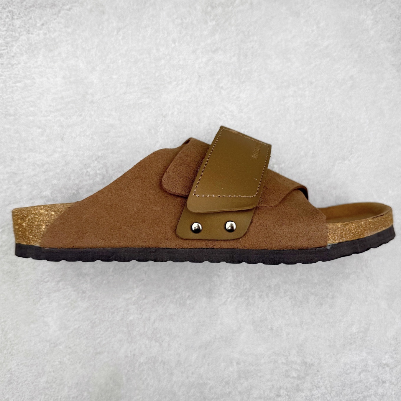 Birkenstock Kyoto 勃肯牛皮绒面革单扣 EVA 防臭一字拖鞋 男女同款 牛皮绒面革质地柔软 搭配可调节鞋扣提升穿着舒适度 人体工学设计分散脚部压力 保护脚踝 软木乳胶鞋床具有一定的收缩性 长时间穿着后能贴合脚型 EVA鞋底回弹性和抗张性力高 具有良好的防震、缓冲性 四季皆宜 柔软的鞋床采用额外的泡沫缓冲层 提供额外的舒适感和全天支撑 全网独家首发 源于德国的严谨工艺 牛巴戎面 中层松木 EVA 三层组合大底 优质牛皮面料五金扣 出口订单 尺码：35-44-选品中心