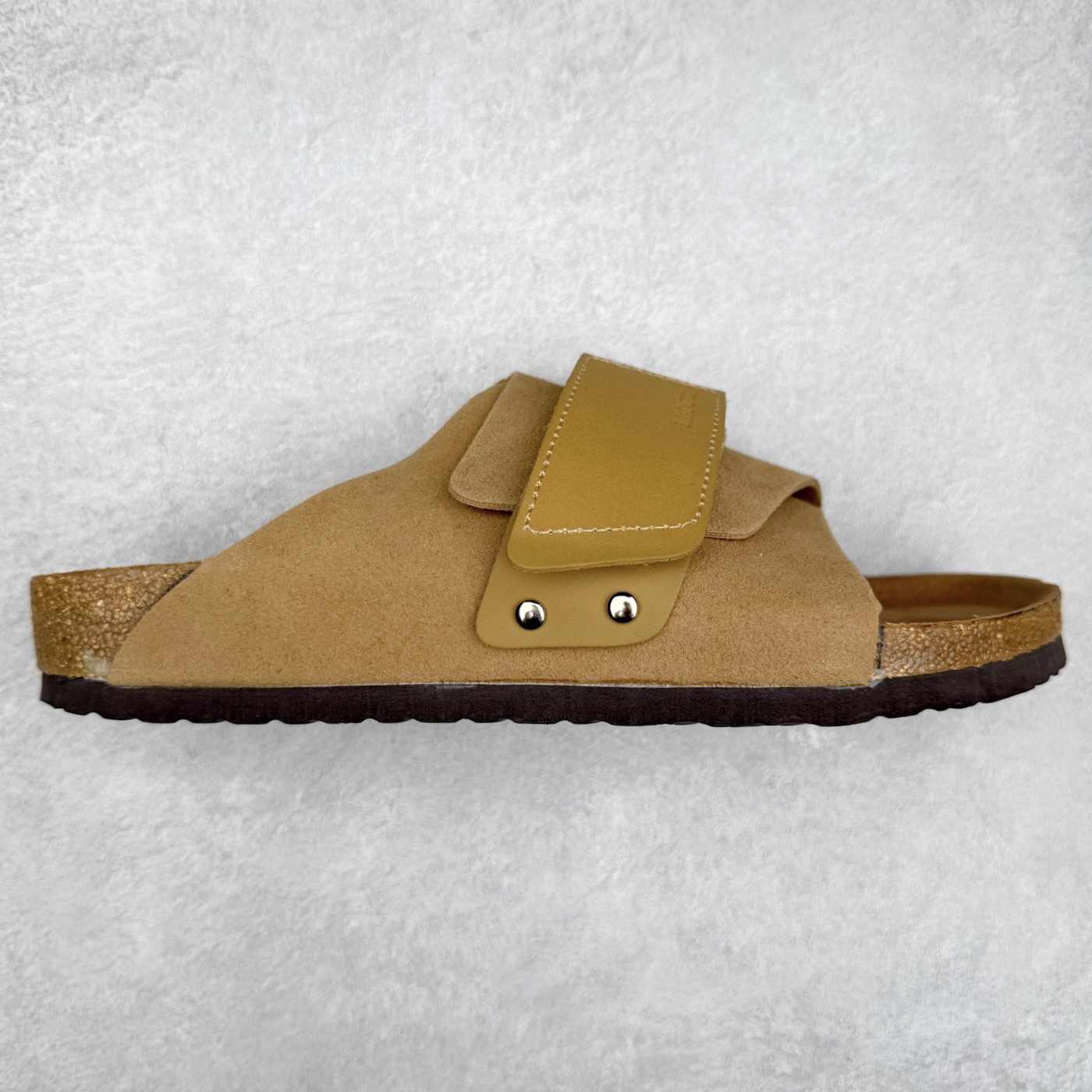 Birkenstock Kyoto 勃肯牛皮绒面革单扣 EVA 防臭一字拖鞋 男女同款 牛皮绒面革质地柔软 搭配可调节鞋扣提升穿着舒适度 人体工学设计分散脚部压力 保护脚踝 软木乳胶鞋床具有一定的收缩性 长时间穿着后能贴合脚型 EVA鞋底回弹性和抗张性力高 具有良好的防震、缓冲性 四季皆宜 柔软的鞋床采用额外的泡沫缓冲层 提供额外的舒适感和全天支撑 全网独家首发 源于德国的严谨工艺 牛巴戎面 中层松木 EVA 三层组合大底 优质牛皮面料五金扣 出口订单 尺码：35-44-选品中心