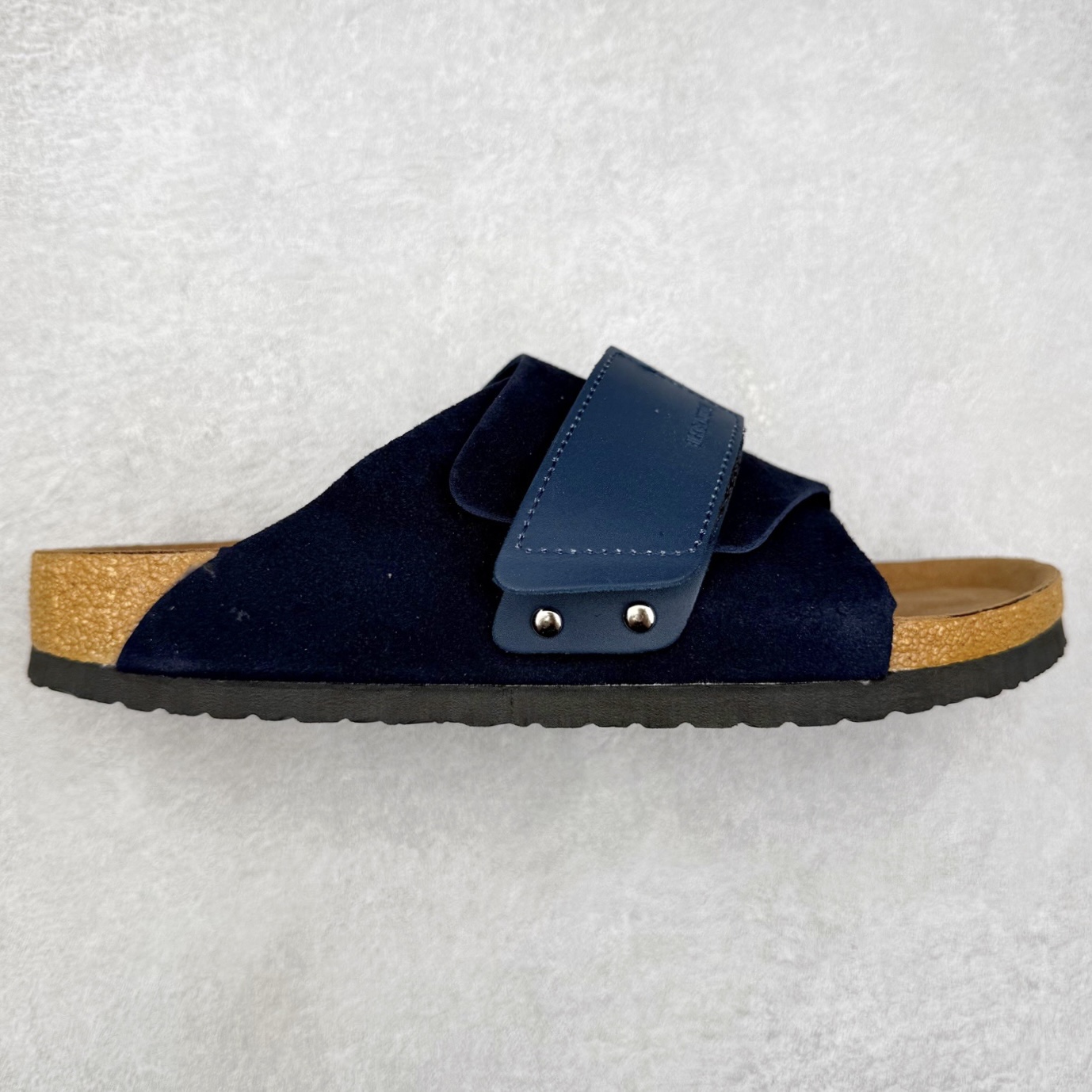 Birkenstock Kyoto 勃肯牛皮绒面革单扣 EVA 防臭一字拖鞋 男女同款 牛皮绒面革质地柔软 搭配可调节鞋扣提升穿着舒适度 人体工学设计分散脚部压力 保护脚踝 软木乳胶鞋床具有一定的收缩性 长时间穿着后能贴合脚型 EVA鞋底回弹性和抗张性力高 具有良好的防震、缓冲性 四季皆宜 柔软的鞋床采用额外的泡沫缓冲层 提供额外的舒适感和全天支撑 全网独家首发 源于德国的严谨工艺 牛巴戎面 中层松木 EVA 三层组合大底 优质牛皮面料五金扣 出口订单 尺码：35-44-选品中心