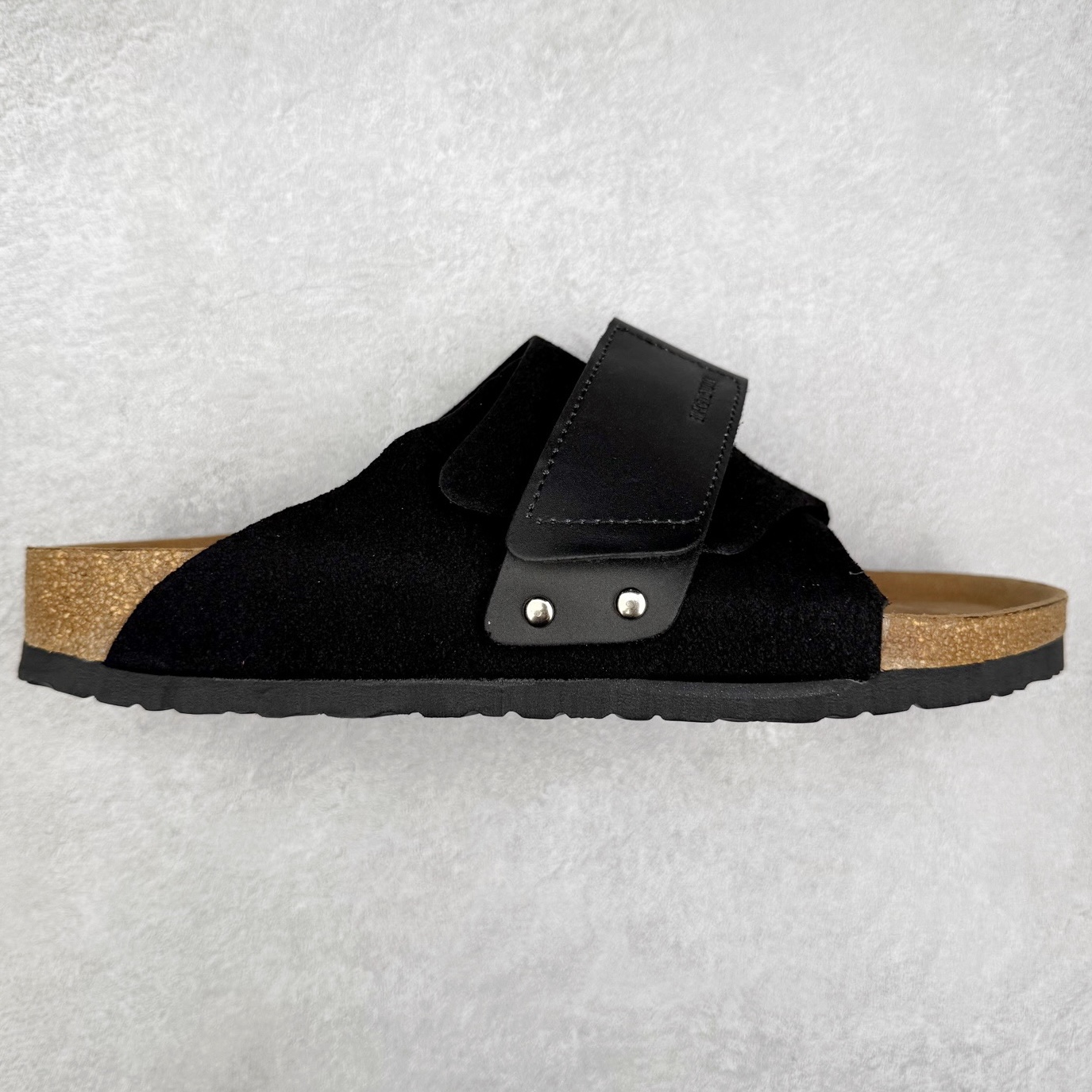 Birkenstock Kyoto 勃肯牛皮绒面革单扣 EVA 防臭一字拖鞋 男女同款 牛皮绒面革质地柔软 搭配可调节鞋扣提升穿着舒适度 人体工学设计分散脚部压力 保护脚踝 软木乳胶鞋床具有一定的收缩性 长时间穿着后能贴合脚型 EVA鞋底回弹性和抗张性力高 具有良好的防震、缓冲性 四季皆宜 柔软的鞋床采用额外的泡沫缓冲层 提供额外的舒适感和全天支撑 全网独家首发 源于德国的严谨工艺 牛巴戎面 中层松木 EVA 三层组合大底 优质牛皮面料五金扣 出口订单 尺码：35-44-选品中心