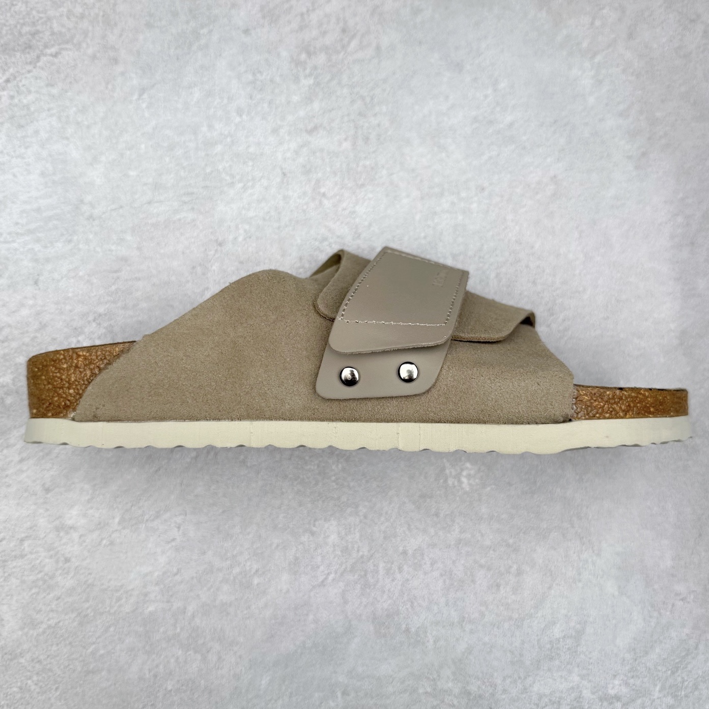 Birkenstock Kyoto 勃肯牛皮绒面革单扣 EVA 防臭一字拖鞋 男女同款 牛皮绒面革质地柔软 搭配可调节鞋扣提升穿着舒适度 人体工学设计分散脚部压力 保护脚踝 软木乳胶鞋床具有一定的收缩性 长时间穿着后能贴合脚型 EVA鞋底回弹性和抗张性力高 具有良好的防震、缓冲性 四季皆宜 柔软的鞋床采用额外的泡沫缓冲层 提供额外的舒适感和全天支撑 全网独家首发 源于德国的严谨工艺 牛巴戎面 中层松木 EVA 三层组合大底 优质牛皮面料五金扣 出口订单 尺码：35-44-选品中心