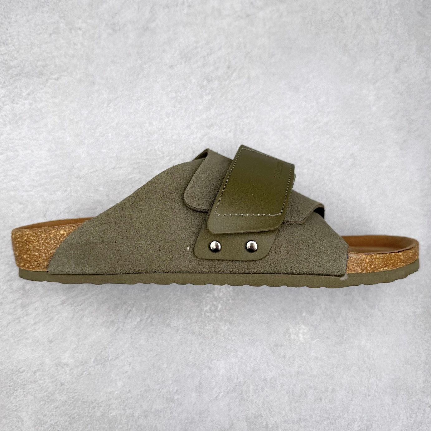 Birkenstock Kyoto 勃肯牛皮绒面革单扣 EVA 防臭一字拖鞋 男女同款 牛皮绒面革质地柔软 搭配可调节鞋扣提升穿着舒适度 人体工学设计分散脚部压力 保护脚踝 软木乳胶鞋床具有一定的收缩性 长时间穿着后能贴合脚型 EVA鞋底回弹性和抗张性力高 具有良好的防震、缓冲性 四季皆宜 柔软的鞋床采用额外的泡沫缓冲层 提供额外的舒适感和全天支撑 全网独家首发 源于德国的严谨工艺 牛巴戎面 中层松木 EVA 三层组合大底 优质牛皮面料五金扣 出口订单 尺码：35-44-选品中心