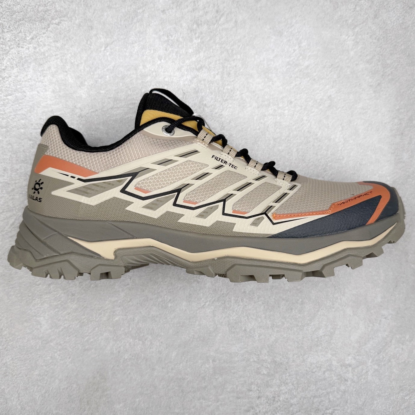 KAILAS 凯乐石远征5代 FLT 舒适简约经典登山 防滑耐磨防水低帮徒步鞋 KAILAS凯乐石品牌是全球三大全系攀登品牌之一，于2003年创立于中国广州，致力于为有攀登梦想的户外运动员及爱好者，研发制造功能性专业装备，满足他们在极限环境下安全舒适的需求，凯乐石专注于科技面料的开发及专业功能设计，产品线覆盖登山、攀岩、徒步、越野跑山、露营、旅行等多项户外运动，通过运动员的测试反馈，不断进化迭代，产品荣获国内外大奖71座，发明专利21个，更突破性的自主研发攀登器械，打造出中国的攀登硬实力。实拍调校N版已经零色差零失真 百分百还原实物色彩所见即所得 不存在货不对板色差等低级问题 选购参考实物拍摄 不混卖不参货 只用心做好货严格选品 承诺混一赔十 尺码：36 36.5 37.5 38 38.5 39 40 40.5 41 42 42.5 43 44 44.5 45-选品中心