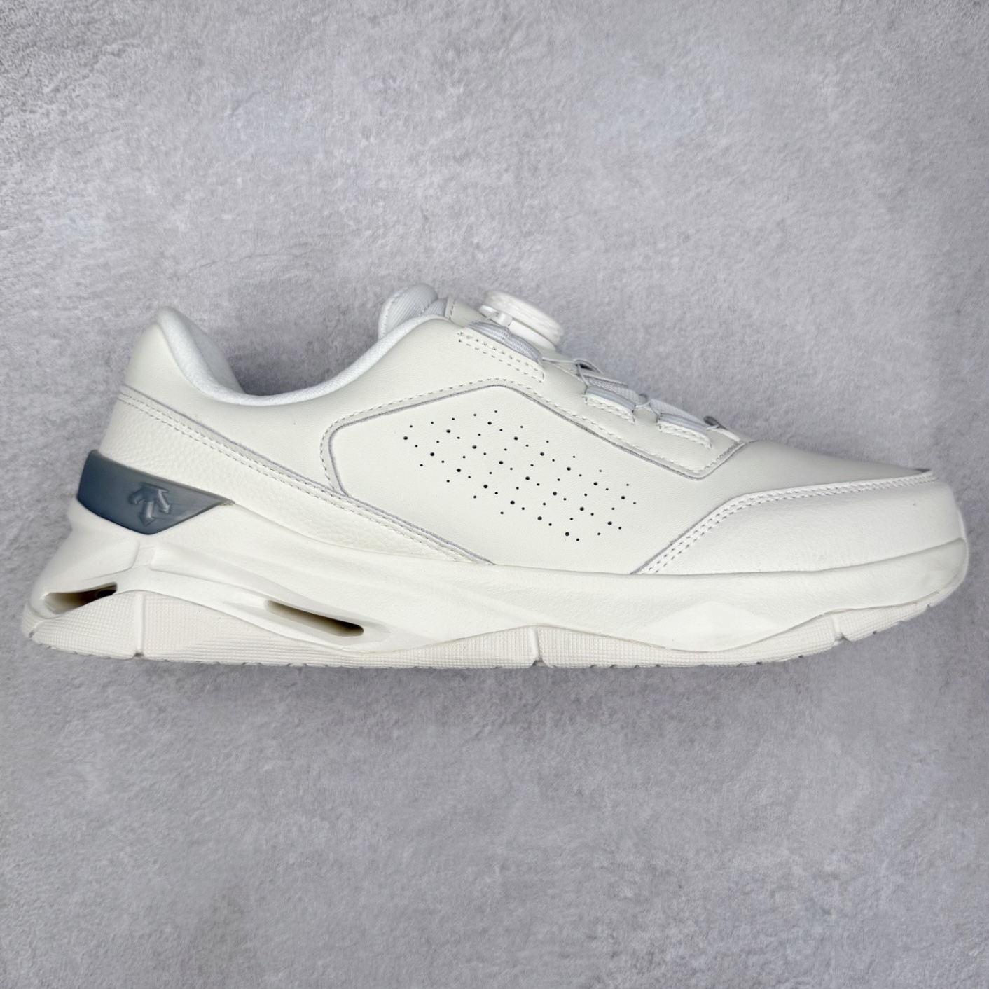 DESCENTE TRAINING 迪桑特系列舒适时尚 舒适防滑耐磨低帮训练鞋 DESCENTE（迪桑特）创立于1935年，品牌名取自法语词汇，意为“滑降”。品牌箭头标识代表滑雪的三种技术“高速直线滑行”、“穿越”和“侧滑”，也寓意品牌在打造高端专业运动产品中不断追求完美的创新精神，致力于成为中国高端专业滑雪、综训、女子、铁人三项、高尔夫的第一品牌。实拍调校N版已经零色差零失真 百分百还原实物色彩所见即所得 不存在货不对板色差等低级问题 选购参考实物拍摄 不混卖不参货 只用心做好货严格选品 承诺混一赔十 尺码：36 36.5 37.5 38 38.5 39 40 40.5 41 42 42.5 43 44 44.5 45-选品中心