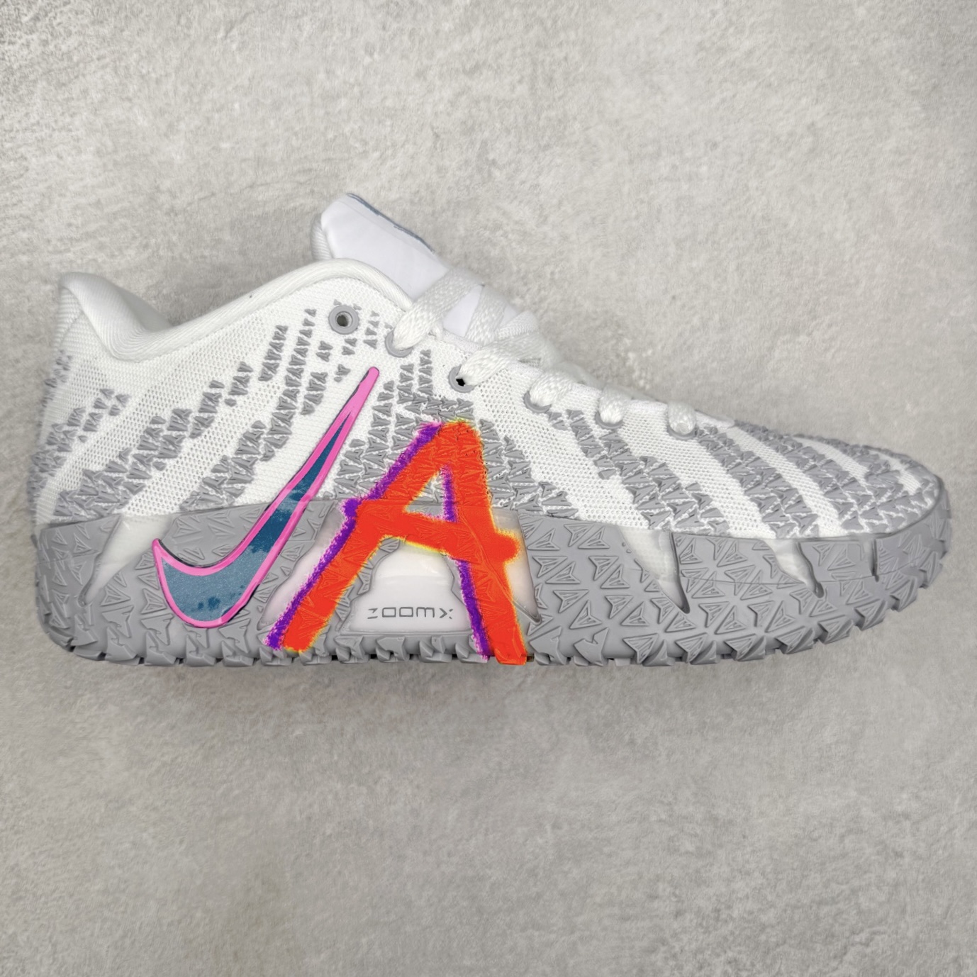 NK JA3 EP 莫兰特三代低帮篮球鞋 以鲜艳明亮的色调脱颖而出。鞋舌上醒目地展示着 “ JA ” 标志，而后跟上的 “ 12 ：AM ” 则以独特的设计呈现。鞋头和鞋舌采用透气运动网布制成，确保舒适耐用。在第一款鞋型的基础上进行了重大升级，采用更为挺拔的鞋口设计，为脚踝带来更佳的包裹与支撑感。侧面独特波纹纹理细节，打破了单调，赋予鞋子灵动与活力的视觉体验。中底部分巧妙借鉴了科比 5 的经典元素，融入斑点细节，增强了整体美学吸引力。实拍调校N版已经零色差零失真 百分百还原实物色彩所见即所得 不存在货不对板色差等低级问题 选购参考实物拍摄 不混卖不参货 只用心做好货严格选品 承诺混一赔十 尺码：40 40.5 41 42 42.5 43 44 44.5 45 46-选品中心