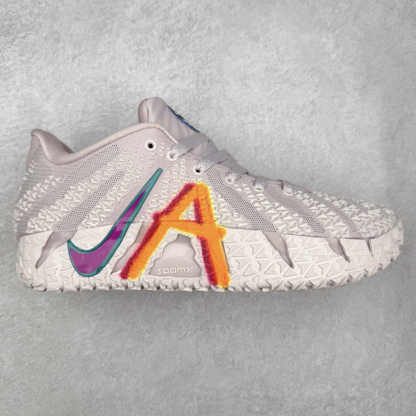 NK JA3 EP 莫兰特三代低帮篮球鞋 以鲜艳明亮的色调脱颖而出。鞋舌上醒目地展示着 “ JA ” 标志，而后跟上的 “ 12 ：AM ” 则以独特的设计呈现。鞋头和鞋舌采用透气运动网布制成，确保舒适耐用。在第一款鞋型的基础上进行了重大升级，采用更为挺拔的鞋口设计，为脚踝带来更佳的包裹与支撑感。侧面独特波纹纹理细节，打破了单调，赋予鞋子灵动与活力的视觉体验。中底部分巧妙借鉴了科比 5 的经典元素，融入斑点细节，增强了整体美学吸引力。实拍调校N版已经零色差零失真 百分百还原实物色彩所见即所得 不存在货不对板色差等低级问题 选购参考实物拍摄 不混卖不参货 只用心做好货严格选品 承诺混一赔十 尺码：40 40.5 41 42 42.5 43 44 44.5 45 46-选品中心