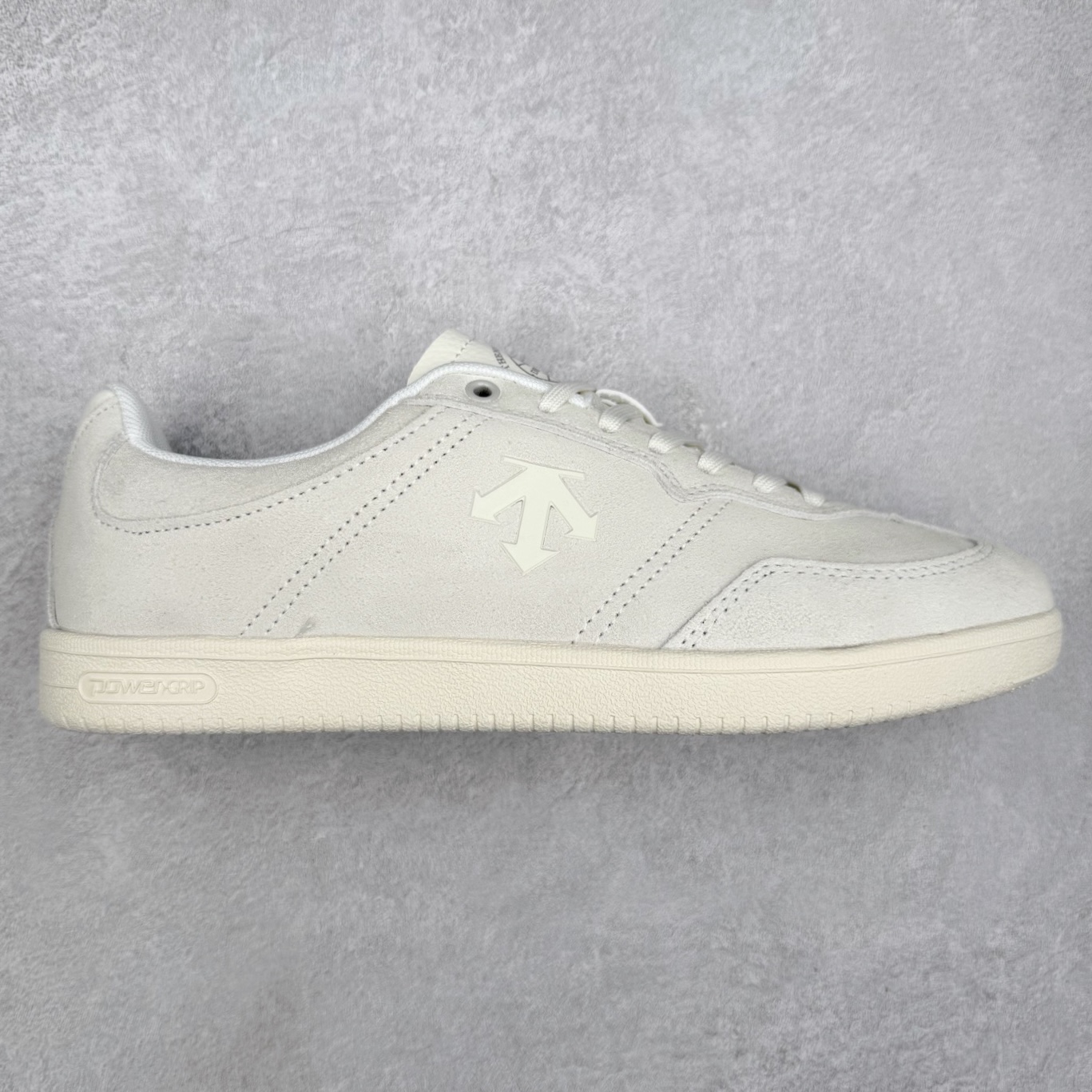 DESCENTE Chron 迪桑特复古拼接 舒适百搭 耐磨低帮生活休闲鞋 是一款集复古与现代于一体的低帮跑步鞋 简洁的牛皮鞋面不仅彰显出时尚的质感 还适用于多种场合的穿搭 这款鞋子的透气性能极佳 轻质弹性鞋底则提供了良好的舒适度和耐磨性 使你在行走或跑步时都能感受到脚底的柔软与支撑 尺码：36 36.5 37.5 38 38.5 39 40 40.5 41 42 42.5 43 44 44.5 45-选品中心