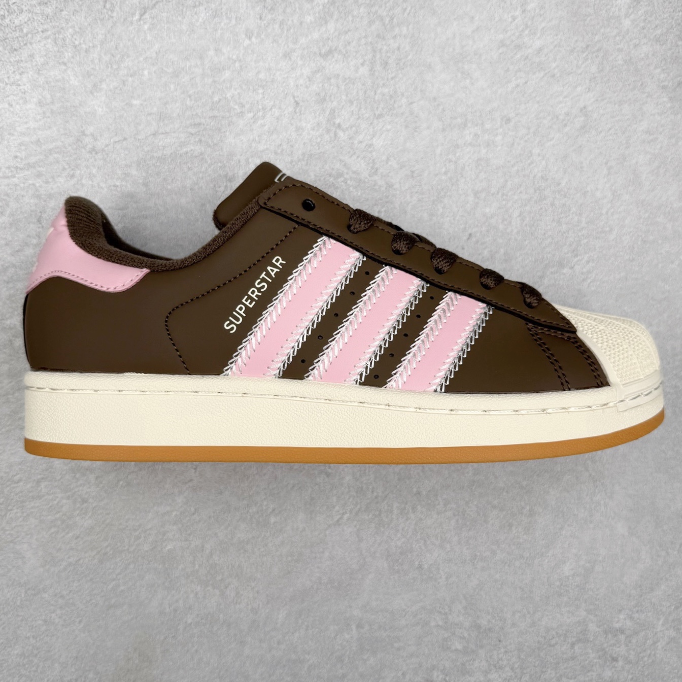 AD Originals Superstar 经典复古贝壳头板鞋 JP8167 诞生于1969年 是第一双将全皮面鞋 身与橡胶鞋头结合在一起的低帮篮球鞋 Superstar最开始 是作为高帮篮球鞋Pro Model的低帮版本而出现的 但因为其独特和醒目的橡胶鞋头造型而让大家熟知 被大家形象地称为\\\