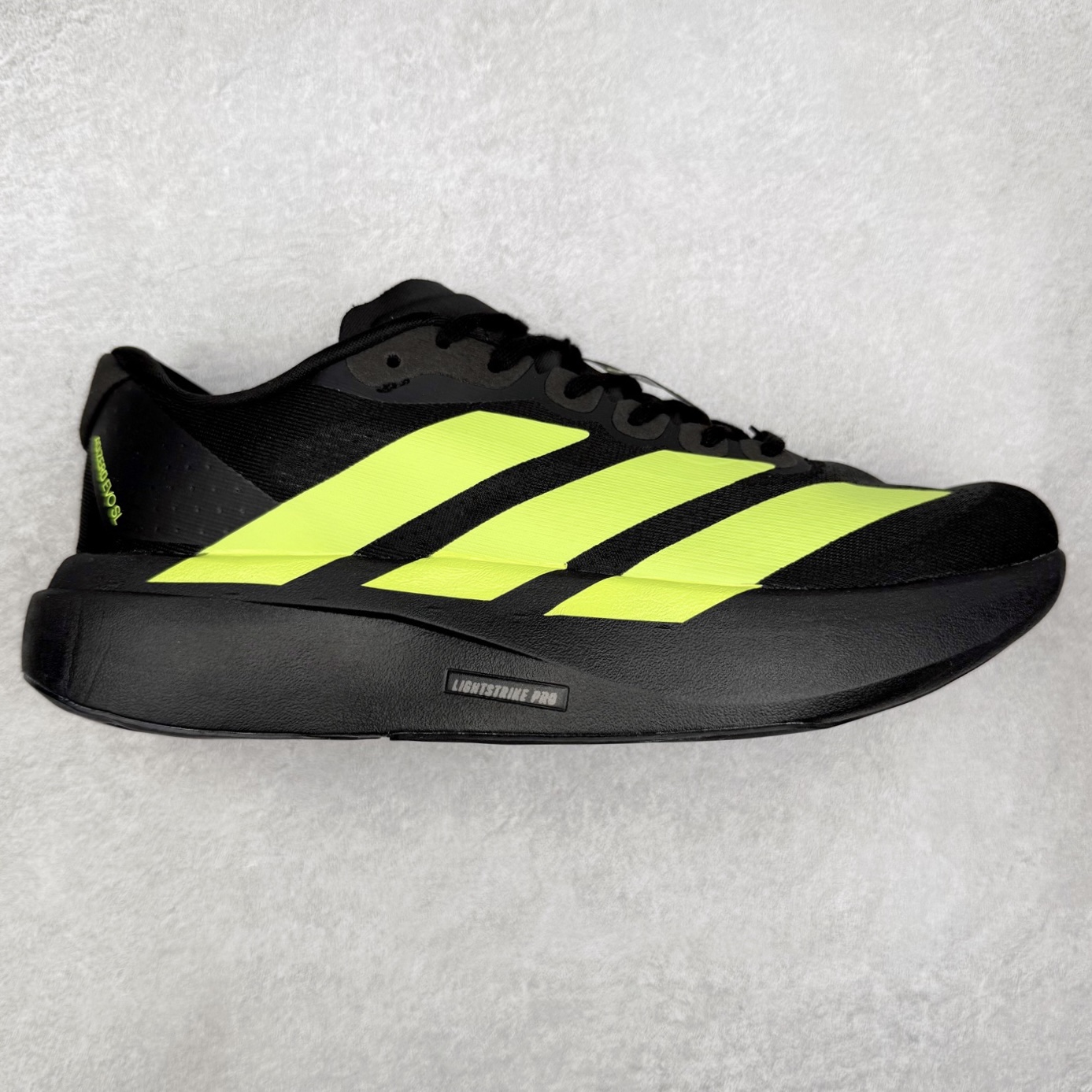 AD Adizero EVO SL 马拉松竞速专业跑鞋 JR3420 CELERMESH针织网面非常轻薄 纤维间的缝隙很大 可以保证跑步时的透气、排汗效果 鞋舌直接与两侧的内衬和鞋底连接在一起 在跑步过程中不会被鞋舌的左右移动所困扰 在标准鞋带孔的基础上再拓宽一组鞋带孔 适合不同脚型的需求 突破性 EnergyRods 技术，有助于跑者实现更好的成绩 中底独特的LIGHTSTRIKE PRO泡棉材质 微弹感觉在跑步过程中给予了良好的支撑体验 对于顶级精英和高水平进阶跑者来说 ADIOS PRO是一双值得信赖的竞速比赛用鞋 尺码：36 36.5 37.5 38 38.5 39 40 40.5 41 42 42.5 43 44 44.5 45-选品中心