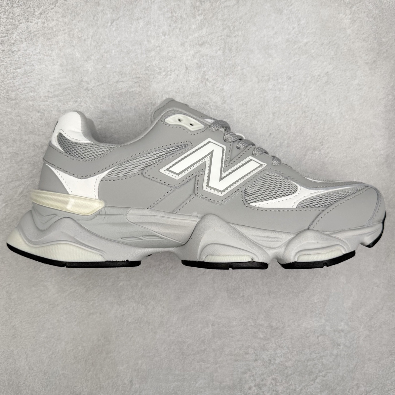New Balance NB9060 复古运动鞋 新百伦又带来了新鞋型 并且是与芝加哥街头品牌 Joe Freshgoods 的联名款 鞋身主体采用了类似 990 系列的设计风格 与传统复古慢跑鞋区别不大 最大的变化就是鞋底部分 在传统设计的中底外层 增加了多个分区的模块 圆润的线条设计与我们熟悉的 New Balance 风格截然不同 但与同样充满弧形线条的鞋面搭配 看起来毫无违和感 尺码：36-45-选品中心