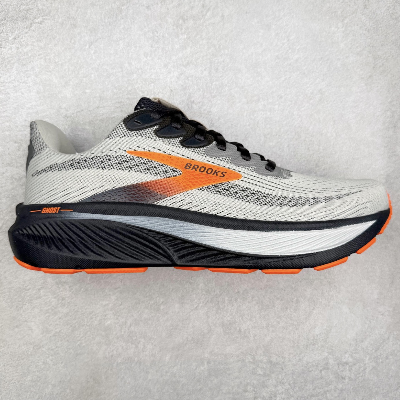 Brooks布鲁克斯 Ghost 17 马拉松舒适百搭防滑耐磨低帮跑步鞋 Brooks 四大跑鞋之一 百年品牌 跑鞋从外形上基本就能判断这是一款速度跑鞋 简洁干练的外形结构和极强的运动流线型看着非常有速度感 上脚的第一感觉是非常轻 美码9码的鞋单只206g不到 从个人偏好来说 200g左右的竞速鞋最具安全感 鞋面采用单层网布 很薄 前掌使用了大量开放式网眼 排气直接快速 透气性上乘 鞋舌也是轻量化设计 仅为一层麂皮 和脚背完美贴合 鞋舌中央有个防偏穿孔 从实际穿着来看 通常鞋舌都是外偏 如果是防偏穿孔位于中心 防偏效果其实并不十分有效 如果采用趋外侧的偏心设计更有效 鞋帮泡棉填充量不大 但非常紧凑 贴合舒适 包裹稳固 内置硬质TPU保证必要的稳定性 跑鞋中底采用的是DNA FLASH科技材料 DNA FLASH中底科技 是Brooks第一款将氮气注入中底的创新科技 主要原理是借助“超临界流体”发泡技术 将液态氮稳定的转化为气态氮 并使其均匀地形成无数紧密贴合的密闭式气囊结构 尺码：36 36.5 37.5 38 38.5 39 40 40.5 41 42 42.5 43 44 44.5 45 46-选品中心