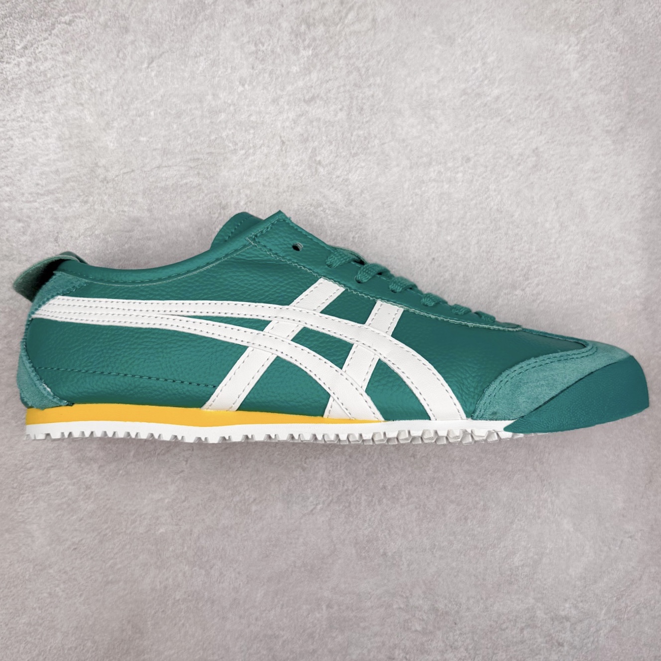 ＃C版 Asics Onitsuka Tiger MEXICO 66 亚瑟士鬼冢虎复古经典板鞋 市场王者选手 海外订单工厂出品 长期生产补货永不断码 超成熟稳定的做工品控 原装全套纸板楦头开发 原汁原味 完美呈现版型 私模正确鞋底咬花纹路 一比一鞋头弧度高度鞋身弧度 绝不口嗨 细节品控鞋型随意秒杀市面 原档咬花纹路私模大底 一个单元有六个三角形 总体形拼接呈现花瓣状 官方四联吊牌 原装Ortholite轻量化鞋垫 原盒原配 质保卡 说明书 钢印防尘纸 纸板中底带钢印 乳胶组合鞋垫 支持全方位的对比专柜 产品从款式颜色造型上体现出追求舒适和细节的完美 鞋类更是推崇手工制作的严谨与完美 融舒适性与可穿性的设计风格 注重细节的完美和别致魅力 既保持稳重 又不失轻松的时尚感 尺码：36 37 37.5 38 39 39.5 40 40.5 41.5 42 42.5 43.5 44 45-选品中心
