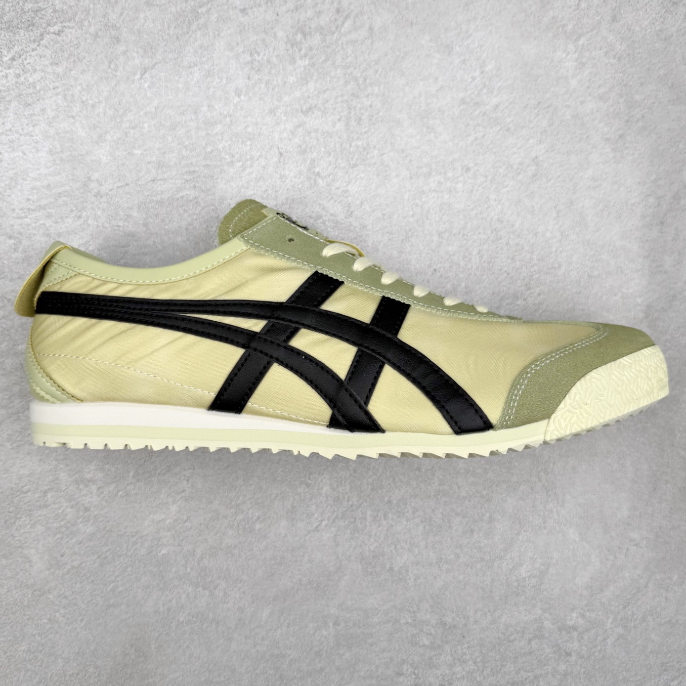 ＃C版 Asics Onitsuka Tiger MEXICO 66 亚瑟士鬼冢虎复古经典板鞋 市场王者选手 海外订单工厂出品 长期生产补货永不断码 超成熟稳定的做工品控 原装全套纸板楦头开发 原汁原味 完美呈现版型 私模正确鞋底咬花纹路 一比一鞋头弧度高度鞋身弧度 绝不口嗨 细节品控鞋型随意秒杀市面 原档咬花纹路私模大底 一个单元有六个三角形 总体形拼接呈现花瓣状 官方四联吊牌 原装Ortholite轻量化鞋垫 原盒原配 质保卡 说明书 钢印防尘纸 纸板中底带钢印 乳胶组合鞋垫 支持全方位的对比专柜 产品从款式颜色造型上体现出追求舒适和细节的完美 鞋类更是推崇手工制作的严谨与完美 融舒适性与可穿性的设计风格 注重细节的完美和别致魅力 既保持稳重 又不失轻松的时尚感 尺码：36 37 37.5 38 39 39.5 40 40.5 41.5 42 42.5 43.5 44 45-选品中心