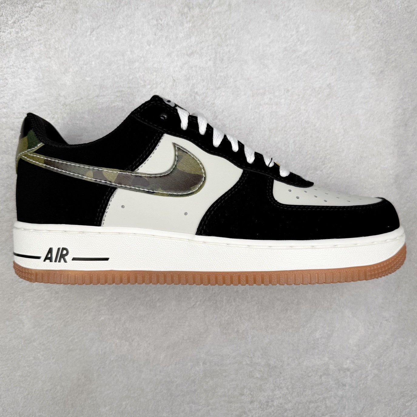 NK Air Force 1´07 Low 空军一号低帮百搭休闲运动板鞋 HQ1967-100 柔软、弹性十足的缓震性能和出色的中底设计 横跨复古与现代的外型结合 造就出风靡全球 三十多年的Force 1 直到今天还深受青睐 实拍调校N版已经零色差零失真 百分百还原实物色彩所见即所得 不存在货不对板色差等低级问题 选购参考实物拍摄 不混卖不参货 只用心做好货严格选品 承诺混一赔十 尺码：36 36.5 37.5 38 38.5 39 40 40.5 41 42 42.5 43 44 44.5 45-选品中心