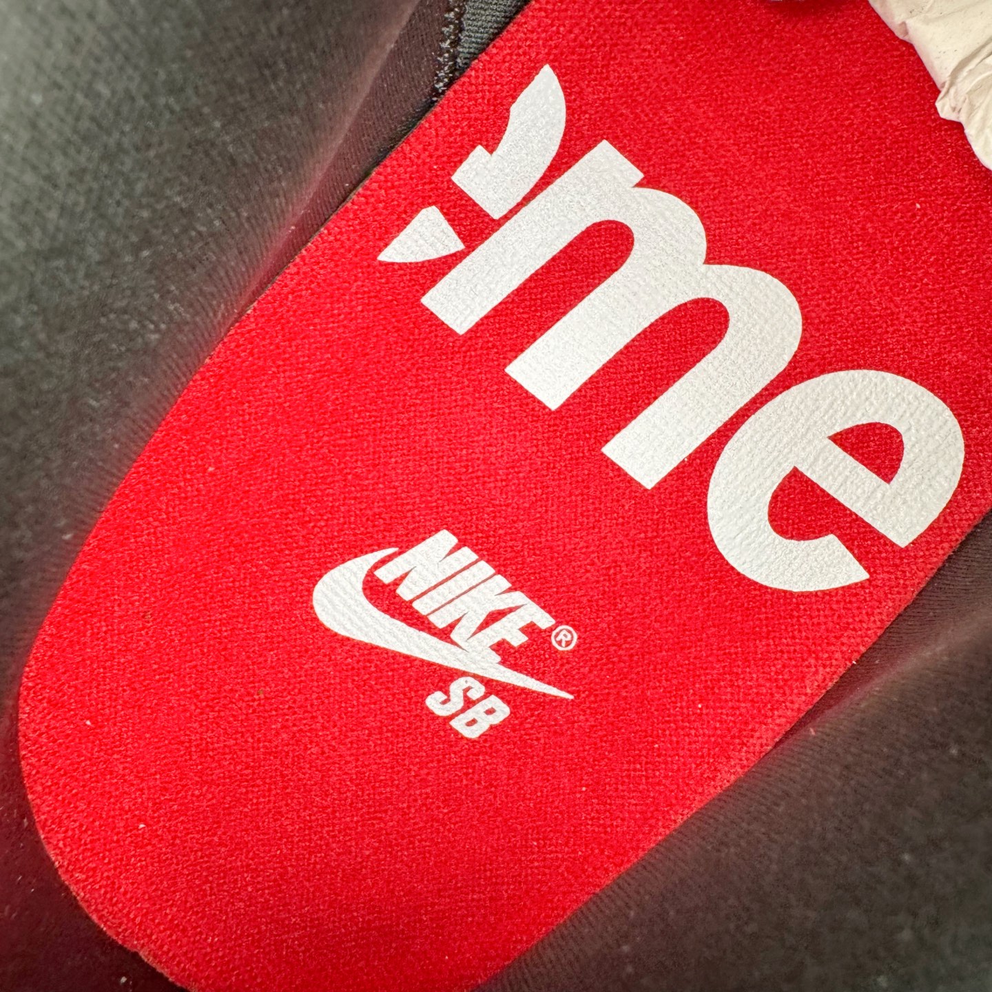 图片[18]-＃纯原 Supreme x Nk Dunk SB Dunk Low 舒适 防滑耐磨低帮板鞋 男女同款 联名亚洲限定黑黄 HQ8487-300 独家原厂航空铝磨具打磨大底 鞋头坡度极致还原 原盒原配 圈内天花板工艺 原厂冲刀 超高清洁度 全鞋零毛边皮料切割 全套原楦原模倾力打造完美版型 采用原厂百宏鞋带以及原厂百宏织唛舌标 内标可供原厂几率过验 原厂中底布黄色点胶 原厂中底布拉帮走线遵循公司‼️尺码：36 36.5 37.5 38 38.5 39 40 40.5 41 42 42.5 43 44 44.5 45 46 47.5-选品中心