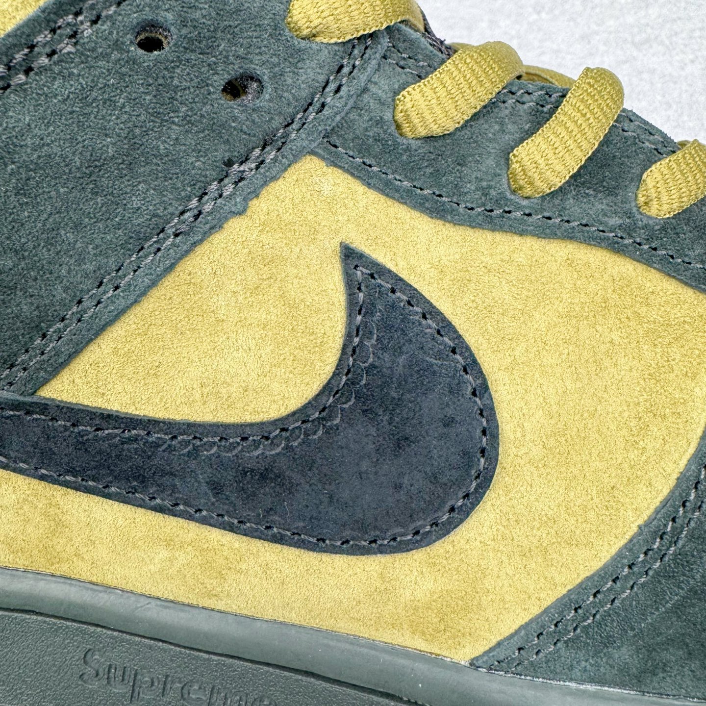 图片[13]-＃纯原 Supreme x Nk Dunk SB Dunk Low 舒适 防滑耐磨低帮板鞋 男女同款 联名亚洲限定黑黄 HQ8487-300 独家原厂航空铝磨具打磨大底 鞋头坡度极致还原 原盒原配 圈内天花板工艺 原厂冲刀 超高清洁度 全鞋零毛边皮料切割 全套原楦原模倾力打造完美版型 采用原厂百宏鞋带以及原厂百宏织唛舌标 内标可供原厂几率过验 原厂中底布黄色点胶 原厂中底布拉帮走线遵循公司‼️尺码：36 36.5 37.5 38 38.5 39 40 40.5 41 42 42.5 43 44 44.5 45 46 47.5-选品中心