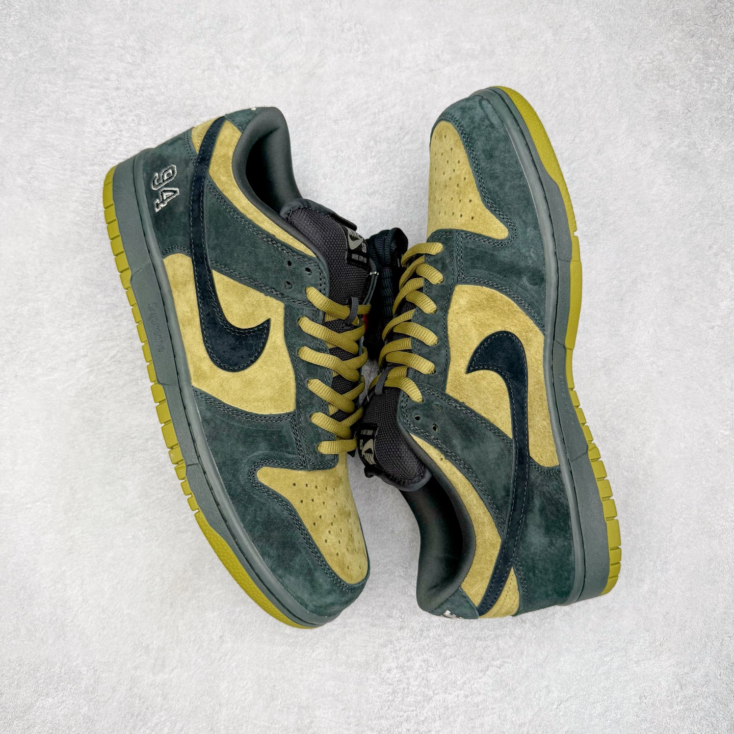 图片[3]-＃纯原 Supreme x Nk Dunk SB Dunk Low 舒适 防滑耐磨低帮板鞋 男女同款 联名亚洲限定黑黄 HQ8487-300 独家原厂航空铝磨具打磨大底 鞋头坡度极致还原 原盒原配 圈内天花板工艺 原厂冲刀 超高清洁度 全鞋零毛边皮料切割 全套原楦原模倾力打造完美版型 采用原厂百宏鞋带以及原厂百宏织唛舌标 内标可供原厂几率过验 原厂中底布黄色点胶 原厂中底布拉帮走线遵循公司‼️尺码：36 36.5 37.5 38 38.5 39 40 40.5 41 42 42.5 43 44 44.5 45 46 47.5-选品中心