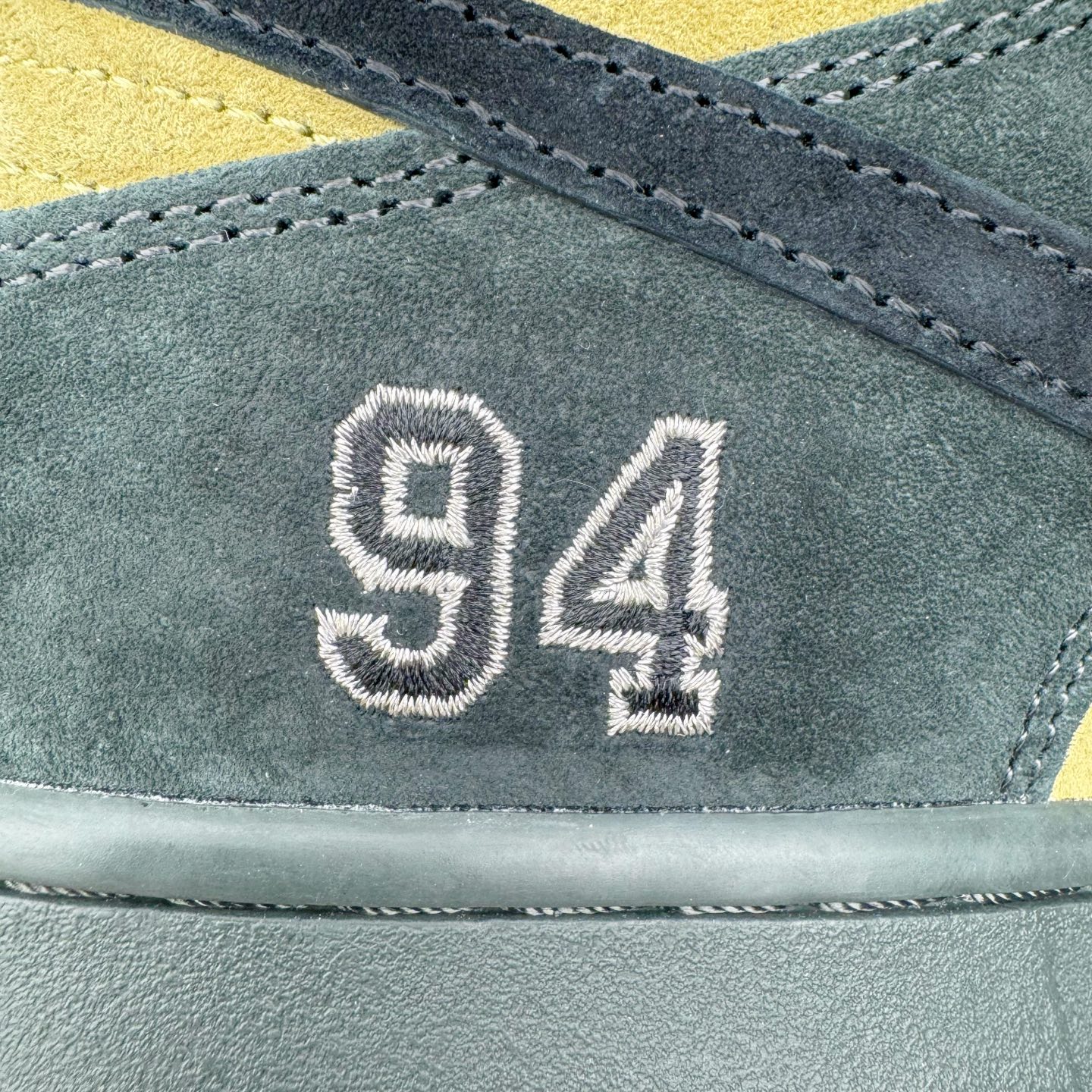 图片[15]-＃纯原 Supreme x Nk Dunk SB Dunk Low 舒适 防滑耐磨低帮板鞋 男女同款 联名亚洲限定黑黄 HQ8487-300 独家原厂航空铝磨具打磨大底 鞋头坡度极致还原 原盒原配 圈内天花板工艺 原厂冲刀 超高清洁度 全鞋零毛边皮料切割 全套原楦原模倾力打造完美版型 采用原厂百宏鞋带以及原厂百宏织唛舌标 内标可供原厂几率过验 原厂中底布黄色点胶 原厂中底布拉帮走线遵循公司‼️尺码：36 36.5 37.5 38 38.5 39 40 40.5 41 42 42.5 43 44 44.5 45 46 47.5-选品中心