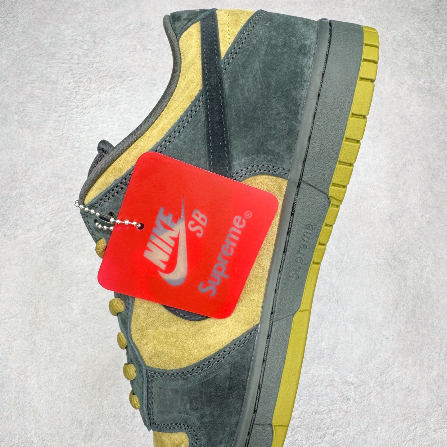 图片[7]-＃纯原 Supreme x Nk Dunk SB Dunk Low 舒适 防滑耐磨低帮板鞋 男女同款 联名亚洲限定黑黄 HQ8487-300 独家原厂航空铝磨具打磨大底 鞋头坡度极致还原 原盒原配 圈内天花板工艺 原厂冲刀 超高清洁度 全鞋零毛边皮料切割 全套原楦原模倾力打造完美版型 采用原厂百宏鞋带以及原厂百宏织唛舌标 内标可供原厂几率过验 原厂中底布黄色点胶 原厂中底布拉帮走线遵循公司‼️尺码：36 36.5 37.5 38 38.5 39 40 40.5 41 42 42.5 43 44 44.5 45 46 47.5-选品中心