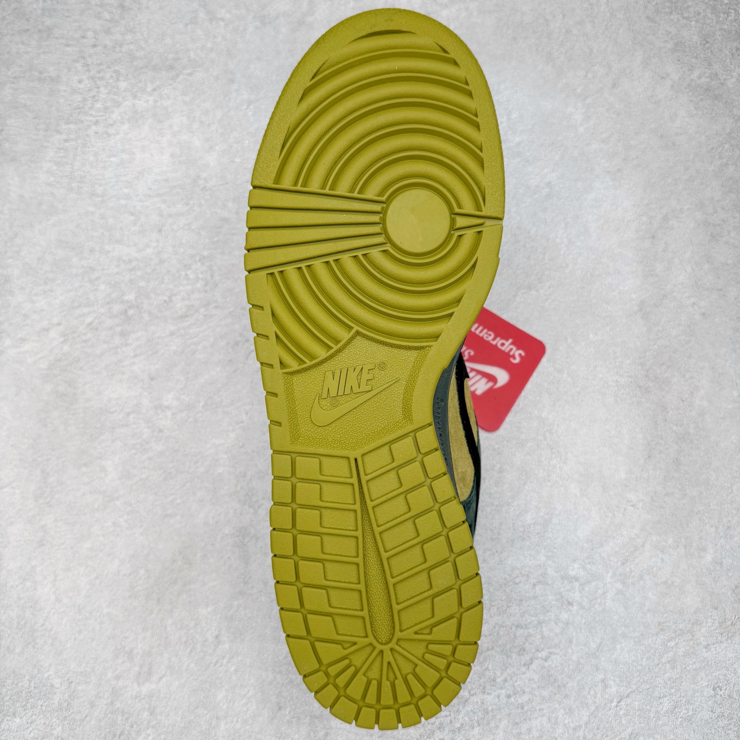 图片[10]-＃纯原 Supreme x Nk Dunk SB Dunk Low 舒适 防滑耐磨低帮板鞋 男女同款 联名亚洲限定黑黄 HQ8487-300 独家原厂航空铝磨具打磨大底 鞋头坡度极致还原 原盒原配 圈内天花板工艺 原厂冲刀 超高清洁度 全鞋零毛边皮料切割 全套原楦原模倾力打造完美版型 采用原厂百宏鞋带以及原厂百宏织唛舌标 内标可供原厂几率过验 原厂中底布黄色点胶 原厂中底布拉帮走线遵循公司‼️尺码：36 36.5 37.5 38 38.5 39 40 40.5 41 42 42.5 43 44 44.5 45 46 47.5-选品中心