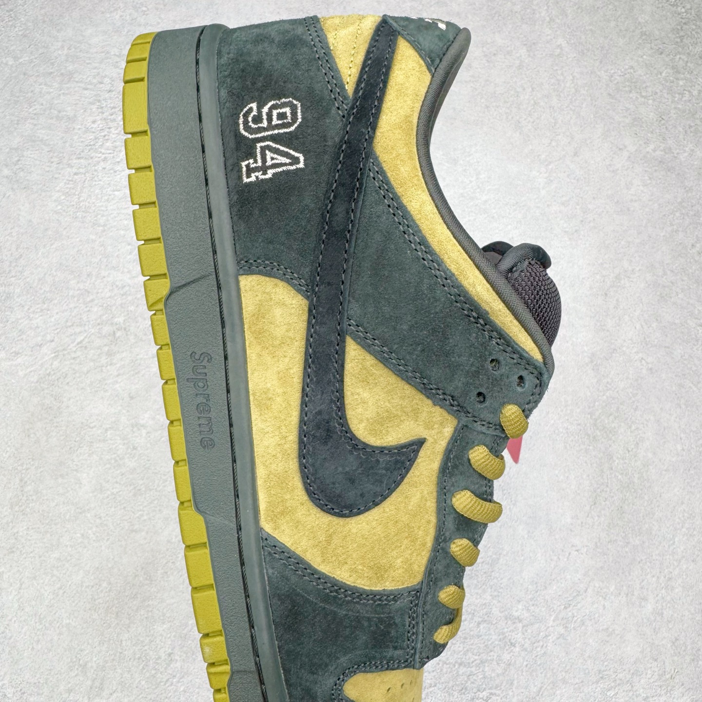 图片[6]-＃纯原 Supreme x Nk Dunk SB Dunk Low 舒适 防滑耐磨低帮板鞋 男女同款 联名亚洲限定黑黄 HQ8487-300 独家原厂航空铝磨具打磨大底 鞋头坡度极致还原 原盒原配 圈内天花板工艺 原厂冲刀 超高清洁度 全鞋零毛边皮料切割 全套原楦原模倾力打造完美版型 采用原厂百宏鞋带以及原厂百宏织唛舌标 内标可供原厂几率过验 原厂中底布黄色点胶 原厂中底布拉帮走线遵循公司‼️尺码：36 36.5 37.5 38 38.5 39 40 40.5 41 42 42.5 43 44 44.5 45 46 47.5-选品中心