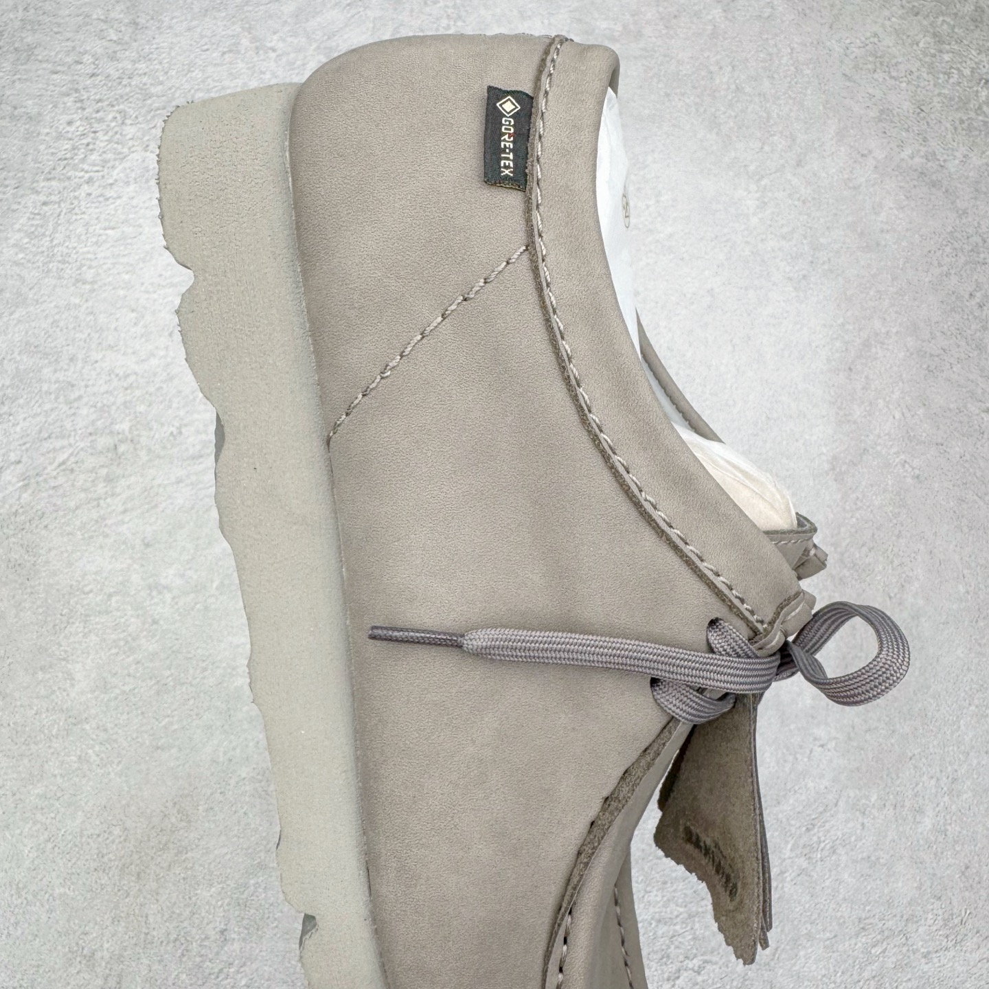 图片[6]-＃GD广顶 Clarks Originals WALLABEE 其乐时尚复古休闲鞋袋鼠鞋GTX男款时尚复古休闲鞋 Clarks的故事起源于1825年的英格兰南部萨默塞特郡，创始人Cyrus Clark和James Clark使用羊皮打造了一双拖鞋，这在当时是开创性的突破。融合创新和近200年的精湛工艺，这一点仍然是Clarks现在坚持的核心。一如既往，每双鞋都源自手工雕刻的木制鞋楦，先进的工艺、技术和现代材质，让我们能够打造更加精湛完美的“定制感”精品鞋履。1883年，Clarks 超前提出“HYGIENIC健康鞋”的理念，鞋款设计从人体工学角度出发，引领了整个制鞋行业的变革。1950年，Clarks迎来又一个里程碑式的发展—家族第四代成员Nathan Clark 设计创造了史上第一双沙漠靴DesertBoot，也代表着Clarks Originals 的正式诞生。自此，原创•个性•复古的三大DNA注定Clarks Originals 会成为鞋履界一个别样精彩的故事。实拍调校N版已经零色差零失真 百分百还原实物色彩所见即所得 不存在货不对板色差等低级问题 选购参考实物拍摄 不混卖不参货 只用心做好货严格选品 承诺混一赔十 尺码：36 36.5 37.5 38 38.5 39 40 40.5 41 42 42.5 43 44 44.5 45-选品中心