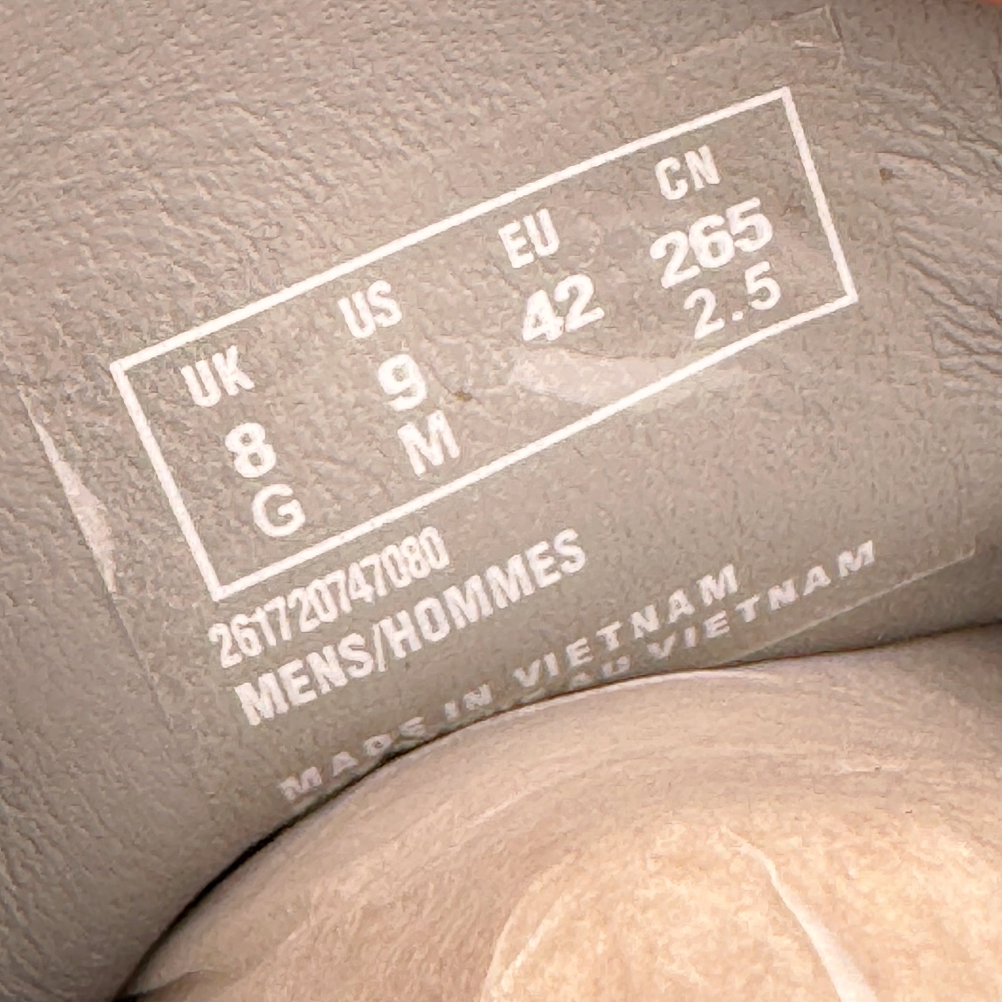 图片[10]-＃GD广顶 Clarks Originals WALLABEE 其乐时尚复古休闲鞋袋鼠鞋GTX男款时尚复古休闲鞋 Clarks的故事起源于1825年的英格兰南部萨默塞特郡，创始人Cyrus Clark和James Clark使用羊皮打造了一双拖鞋，这在当时是开创性的突破。融合创新和近200年的精湛工艺，这一点仍然是Clarks现在坚持的核心。一如既往，每双鞋都源自手工雕刻的木制鞋楦，先进的工艺、技术和现代材质，让我们能够打造更加精湛完美的“定制感”精品鞋履。1883年，Clarks 超前提出“HYGIENIC健康鞋”的理念，鞋款设计从人体工学角度出发，引领了整个制鞋行业的变革。1950年，Clarks迎来又一个里程碑式的发展—家族第四代成员Nathan Clark 设计创造了史上第一双沙漠靴DesertBoot，也代表着Clarks Originals 的正式诞生。自此，原创•个性•复古的三大DNA注定Clarks Originals 会成为鞋履界一个别样精彩的故事。实拍调校N版已经零色差零失真 百分百还原实物色彩所见即所得 不存在货不对板色差等低级问题 选购参考实物拍摄 不混卖不参货 只用心做好货严格选品 承诺混一赔十 尺码：36 36.5 37.5 38 38.5 39 40 40.5 41 42 42.5 43 44 44.5 45-选品中心