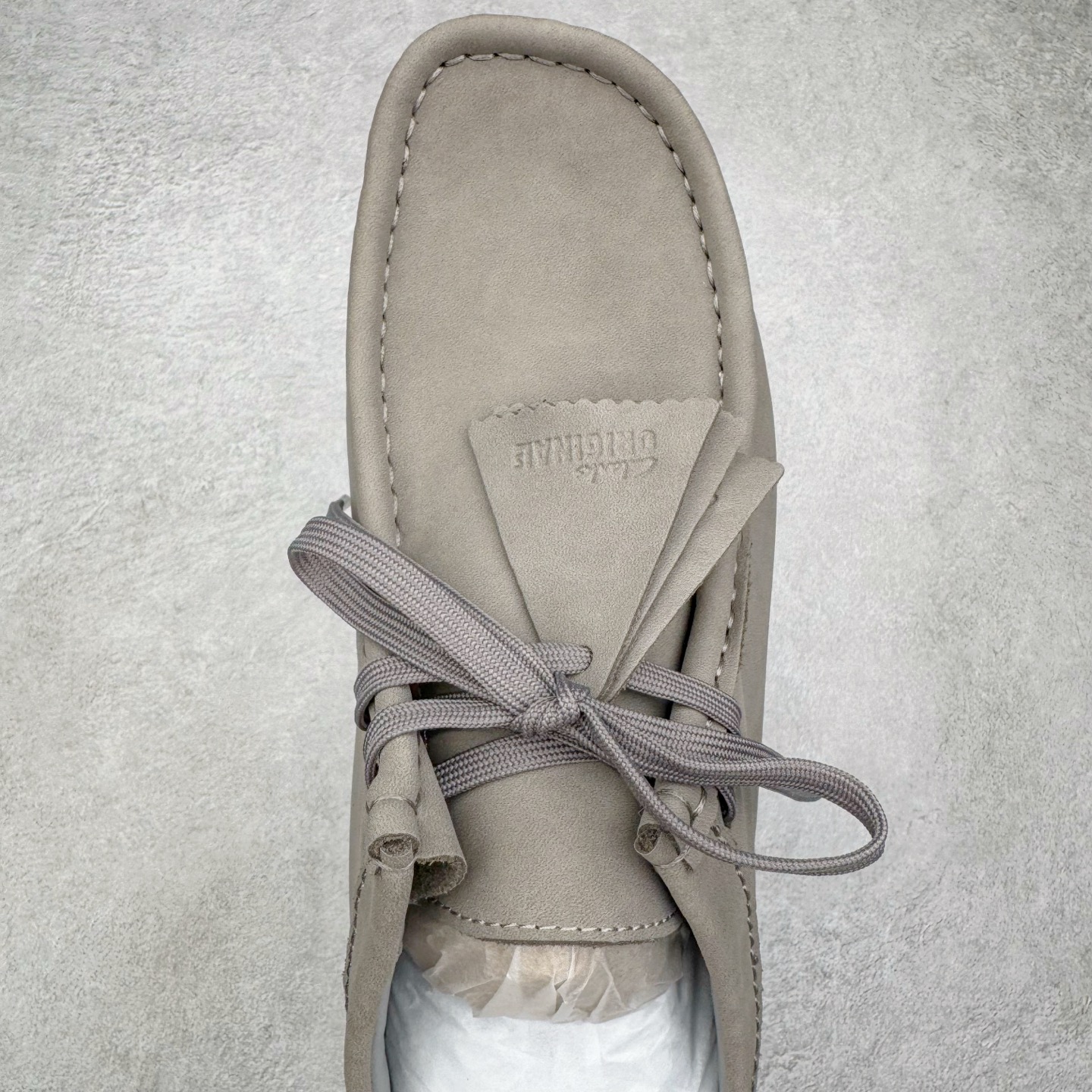 图片[4]-＃GD广顶 Clarks Originals WALLABEE 其乐时尚复古休闲鞋袋鼠鞋GTX男款时尚复古休闲鞋 Clarks的故事起源于1825年的英格兰南部萨默塞特郡，创始人Cyrus Clark和James Clark使用羊皮打造了一双拖鞋，这在当时是开创性的突破。融合创新和近200年的精湛工艺，这一点仍然是Clarks现在坚持的核心。一如既往，每双鞋都源自手工雕刻的木制鞋楦，先进的工艺、技术和现代材质，让我们能够打造更加精湛完美的“定制感”精品鞋履。1883年，Clarks 超前提出“HYGIENIC健康鞋”的理念，鞋款设计从人体工学角度出发，引领了整个制鞋行业的变革。1950年，Clarks迎来又一个里程碑式的发展—家族第四代成员Nathan Clark 设计创造了史上第一双沙漠靴DesertBoot，也代表着Clarks Originals 的正式诞生。自此，原创•个性•复古的三大DNA注定Clarks Originals 会成为鞋履界一个别样精彩的故事。实拍调校N版已经零色差零失真 百分百还原实物色彩所见即所得 不存在货不对板色差等低级问题 选购参考实物拍摄 不混卖不参货 只用心做好货严格选品 承诺混一赔十 尺码：36 36.5 37.5 38 38.5 39 40 40.5 41 42 42.5 43 44 44.5 45-选品中心