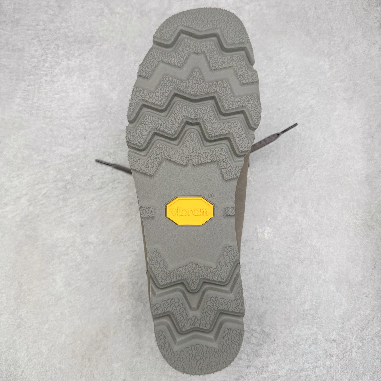 图片[9]-＃GD广顶 Clarks Originals WALLABEE 其乐时尚复古休闲鞋袋鼠鞋GTX男款时尚复古休闲鞋 Clarks的故事起源于1825年的英格兰南部萨默塞特郡，创始人Cyrus Clark和James Clark使用羊皮打造了一双拖鞋，这在当时是开创性的突破。融合创新和近200年的精湛工艺，这一点仍然是Clarks现在坚持的核心。一如既往，每双鞋都源自手工雕刻的木制鞋楦，先进的工艺、技术和现代材质，让我们能够打造更加精湛完美的“定制感”精品鞋履。1883年，Clarks 超前提出“HYGIENIC健康鞋”的理念，鞋款设计从人体工学角度出发，引领了整个制鞋行业的变革。1950年，Clarks迎来又一个里程碑式的发展—家族第四代成员Nathan Clark 设计创造了史上第一双沙漠靴DesertBoot，也代表着Clarks Originals 的正式诞生。自此，原创•个性•复古的三大DNA注定Clarks Originals 会成为鞋履界一个别样精彩的故事。实拍调校N版已经零色差零失真 百分百还原实物色彩所见即所得 不存在货不对板色差等低级问题 选购参考实物拍摄 不混卖不参货 只用心做好货严格选品 承诺混一赔十 尺码：36 36.5 37.5 38 38.5 39 40 40.5 41 42 42.5 43 44 44.5 45-选品中心