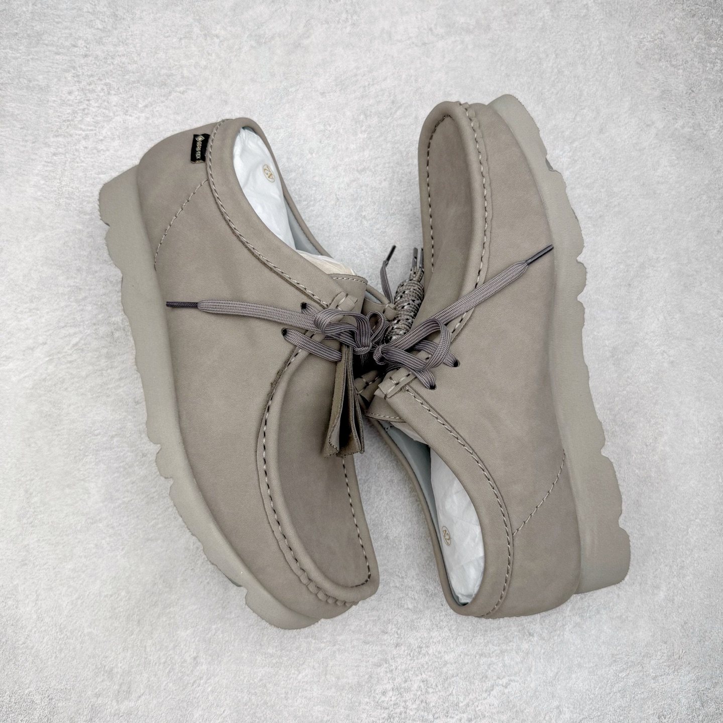 图片[3]-＃GD广顶 Clarks Originals WALLABEE 其乐时尚复古休闲鞋袋鼠鞋GTX男款时尚复古休闲鞋 Clarks的故事起源于1825年的英格兰南部萨默塞特郡，创始人Cyrus Clark和James Clark使用羊皮打造了一双拖鞋，这在当时是开创性的突破。融合创新和近200年的精湛工艺，这一点仍然是Clarks现在坚持的核心。一如既往，每双鞋都源自手工雕刻的木制鞋楦，先进的工艺、技术和现代材质，让我们能够打造更加精湛完美的“定制感”精品鞋履。1883年，Clarks 超前提出“HYGIENIC健康鞋”的理念，鞋款设计从人体工学角度出发，引领了整个制鞋行业的变革。1950年，Clarks迎来又一个里程碑式的发展—家族第四代成员Nathan Clark 设计创造了史上第一双沙漠靴DesertBoot，也代表着Clarks Originals 的正式诞生。自此，原创•个性•复古的三大DNA注定Clarks Originals 会成为鞋履界一个别样精彩的故事。实拍调校N版已经零色差零失真 百分百还原实物色彩所见即所得 不存在货不对板色差等低级问题 选购参考实物拍摄 不混卖不参货 只用心做好货严格选品 承诺混一赔十 尺码：36 36.5 37.5 38 38.5 39 40 40.5 41 42 42.5 43 44 44.5 45-选品中心