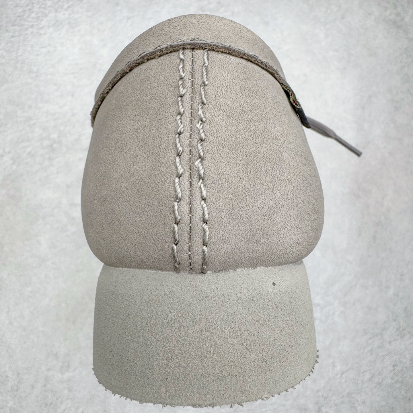 图片[8]-＃GD广顶 Clarks Originals WALLABEE 其乐时尚复古休闲鞋袋鼠鞋GTX男款时尚复古休闲鞋 Clarks的故事起源于1825年的英格兰南部萨默塞特郡，创始人Cyrus Clark和James Clark使用羊皮打造了一双拖鞋，这在当时是开创性的突破。融合创新和近200年的精湛工艺，这一点仍然是Clarks现在坚持的核心。一如既往，每双鞋都源自手工雕刻的木制鞋楦，先进的工艺、技术和现代材质，让我们能够打造更加精湛完美的“定制感”精品鞋履。1883年，Clarks 超前提出“HYGIENIC健康鞋”的理念，鞋款设计从人体工学角度出发，引领了整个制鞋行业的变革。1950年，Clarks迎来又一个里程碑式的发展—家族第四代成员Nathan Clark 设计创造了史上第一双沙漠靴DesertBoot，也代表着Clarks Originals 的正式诞生。自此，原创•个性•复古的三大DNA注定Clarks Originals 会成为鞋履界一个别样精彩的故事。实拍调校N版已经零色差零失真 百分百还原实物色彩所见即所得 不存在货不对板色差等低级问题 选购参考实物拍摄 不混卖不参货 只用心做好货严格选品 承诺混一赔十 尺码：36 36.5 37.5 38 38.5 39 40 40.5 41 42 42.5 43 44 44.5 45-选品中心