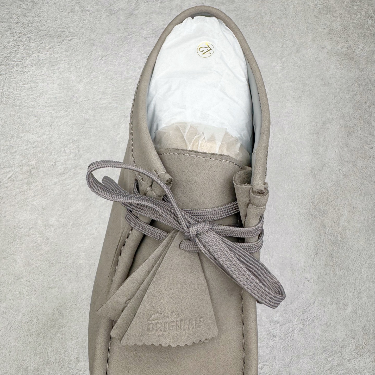 图片[5]-＃GD广顶 Clarks Originals WALLABEE 其乐时尚复古休闲鞋袋鼠鞋GTX男款时尚复古休闲鞋 Clarks的故事起源于1825年的英格兰南部萨默塞特郡，创始人Cyrus Clark和James Clark使用羊皮打造了一双拖鞋，这在当时是开创性的突破。融合创新和近200年的精湛工艺，这一点仍然是Clarks现在坚持的核心。一如既往，每双鞋都源自手工雕刻的木制鞋楦，先进的工艺、技术和现代材质，让我们能够打造更加精湛完美的“定制感”精品鞋履。1883年，Clarks 超前提出“HYGIENIC健康鞋”的理念，鞋款设计从人体工学角度出发，引领了整个制鞋行业的变革。1950年，Clarks迎来又一个里程碑式的发展—家族第四代成员Nathan Clark 设计创造了史上第一双沙漠靴DesertBoot，也代表着Clarks Originals 的正式诞生。自此，原创•个性•复古的三大DNA注定Clarks Originals 会成为鞋履界一个别样精彩的故事。实拍调校N版已经零色差零失真 百分百还原实物色彩所见即所得 不存在货不对板色差等低级问题 选购参考实物拍摄 不混卖不参货 只用心做好货严格选品 承诺混一赔十 尺码：36 36.5 37.5 38 38.5 39 40 40.5 41 42 42.5 43 44 44.5 45-选品中心