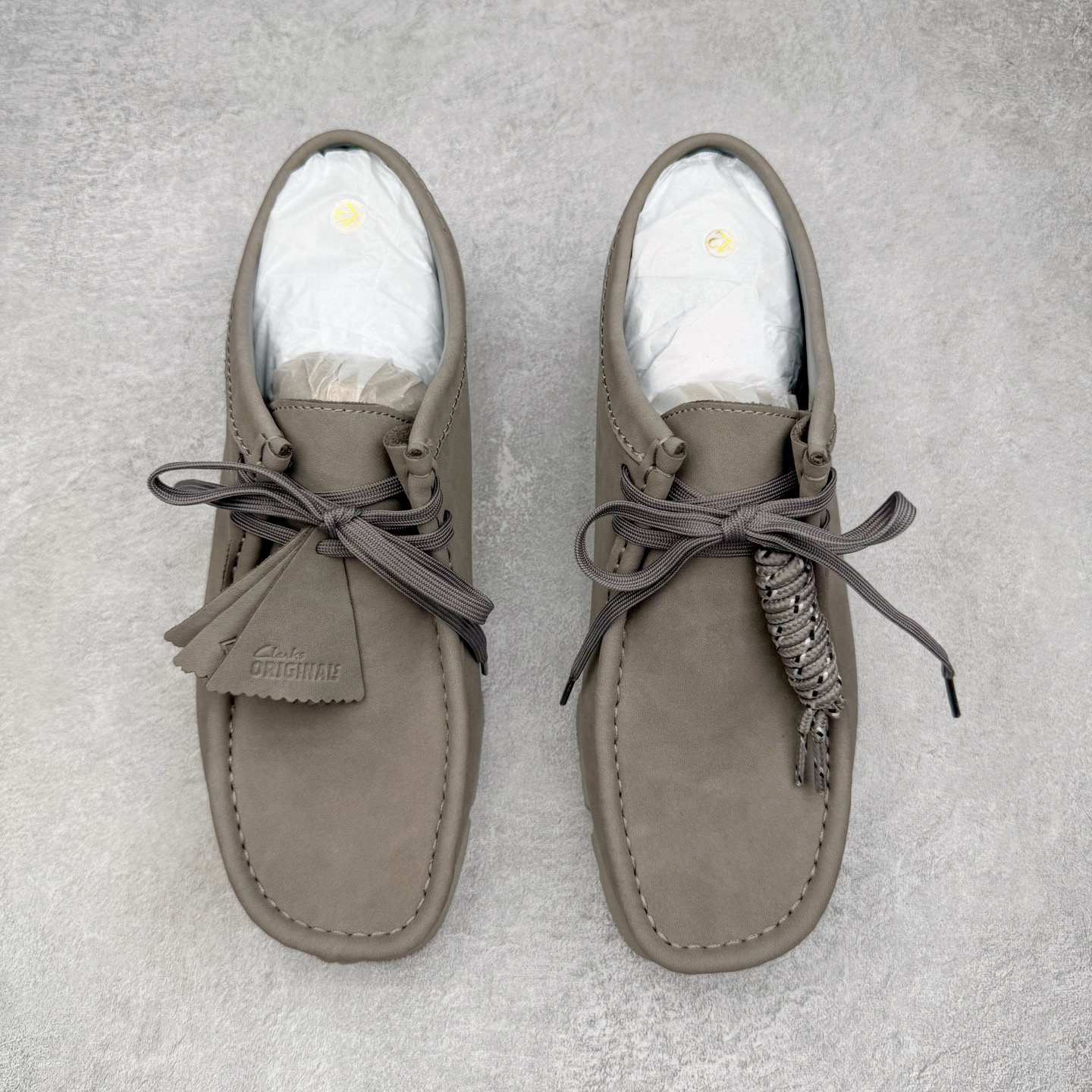 图片[2]-＃GD广顶 Clarks Originals WALLABEE 其乐时尚复古休闲鞋袋鼠鞋GTX男款时尚复古休闲鞋 Clarks的故事起源于1825年的英格兰南部萨默塞特郡，创始人Cyrus Clark和James Clark使用羊皮打造了一双拖鞋，这在当时是开创性的突破。融合创新和近200年的精湛工艺，这一点仍然是Clarks现在坚持的核心。一如既往，每双鞋都源自手工雕刻的木制鞋楦，先进的工艺、技术和现代材质，让我们能够打造更加精湛完美的“定制感”精品鞋履。1883年，Clarks 超前提出“HYGIENIC健康鞋”的理念，鞋款设计从人体工学角度出发，引领了整个制鞋行业的变革。1950年，Clarks迎来又一个里程碑式的发展—家族第四代成员Nathan Clark 设计创造了史上第一双沙漠靴DesertBoot，也代表着Clarks Originals 的正式诞生。自此，原创•个性•复古的三大DNA注定Clarks Originals 会成为鞋履界一个别样精彩的故事。实拍调校N版已经零色差零失真 百分百还原实物色彩所见即所得 不存在货不对板色差等低级问题 选购参考实物拍摄 不混卖不参货 只用心做好货严格选品 承诺混一赔十 尺码：36 36.5 37.5 38 38.5 39 40 40.5 41 42 42.5 43 44 44.5 45-选品中心