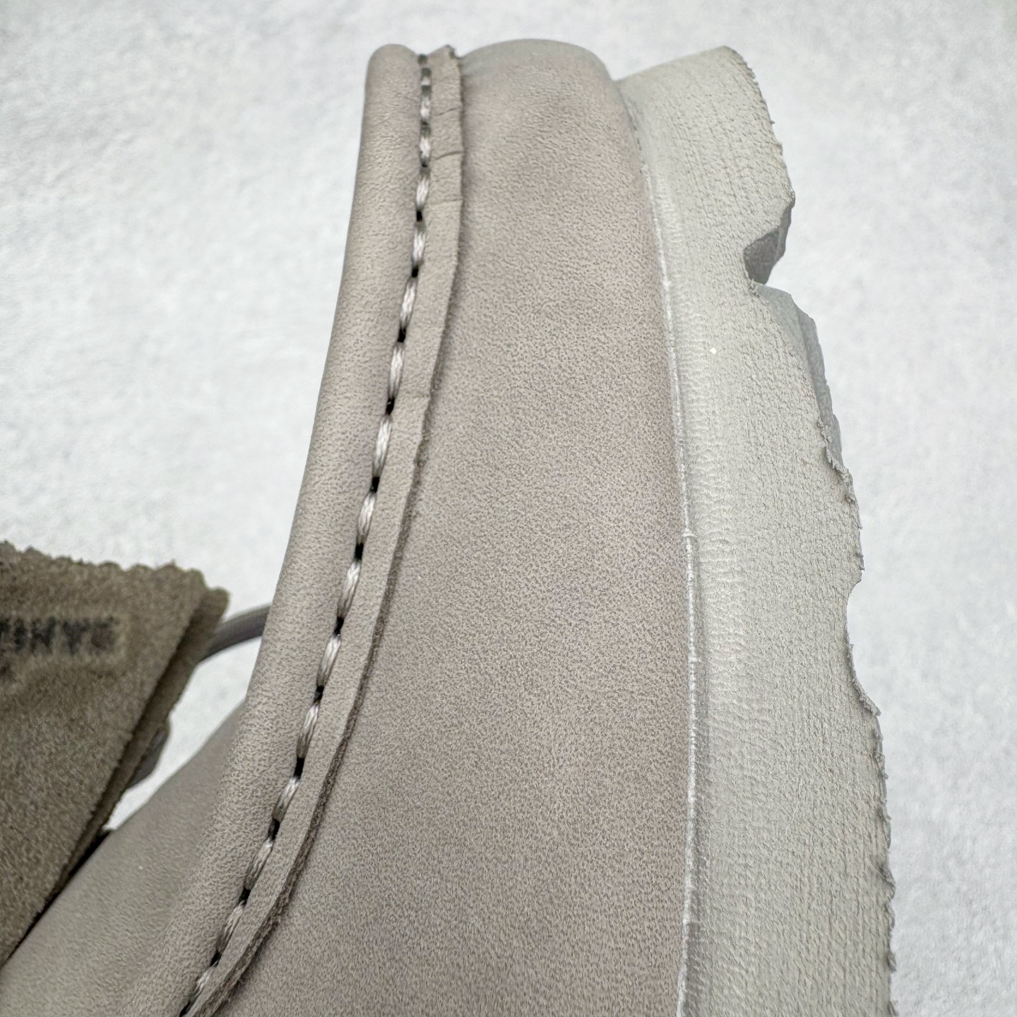 图片[13]-＃GD广顶 Clarks Originals WALLABEE 其乐时尚复古休闲鞋袋鼠鞋GTX男款时尚复古休闲鞋 Clarks的故事起源于1825年的英格兰南部萨默塞特郡，创始人Cyrus Clark和James Clark使用羊皮打造了一双拖鞋，这在当时是开创性的突破。融合创新和近200年的精湛工艺，这一点仍然是Clarks现在坚持的核心。一如既往，每双鞋都源自手工雕刻的木制鞋楦，先进的工艺、技术和现代材质，让我们能够打造更加精湛完美的“定制感”精品鞋履。1883年，Clarks 超前提出“HYGIENIC健康鞋”的理念，鞋款设计从人体工学角度出发，引领了整个制鞋行业的变革。1950年，Clarks迎来又一个里程碑式的发展—家族第四代成员Nathan Clark 设计创造了史上第一双沙漠靴DesertBoot，也代表着Clarks Originals 的正式诞生。自此，原创•个性•复古的三大DNA注定Clarks Originals 会成为鞋履界一个别样精彩的故事。实拍调校N版已经零色差零失真 百分百还原实物色彩所见即所得 不存在货不对板色差等低级问题 选购参考实物拍摄 不混卖不参货 只用心做好货严格选品 承诺混一赔十 尺码：36 36.5 37.5 38 38.5 39 40 40.5 41 42 42.5 43 44 44.5 45-选品中心