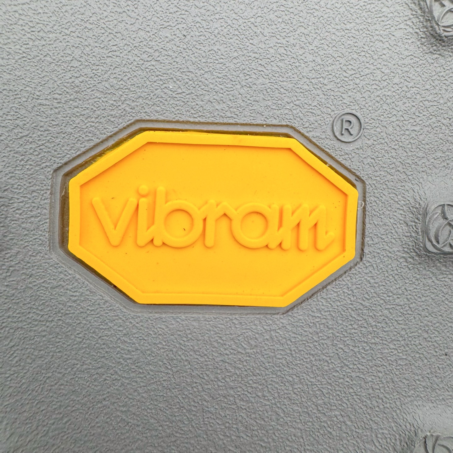 图片[17]-＃GD广顶 Clarks Originals WALLABEE 其乐时尚复古休闲鞋袋鼠鞋GTX男款时尚复古休闲鞋 Clarks的故事起源于1825年的英格兰南部萨默塞特郡，创始人Cyrus Clark和James Clark使用羊皮打造了一双拖鞋，这在当时是开创性的突破。融合创新和近200年的精湛工艺，这一点仍然是Clarks现在坚持的核心。一如既往，每双鞋都源自手工雕刻的木制鞋楦，先进的工艺、技术和现代材质，让我们能够打造更加精湛完美的“定制感”精品鞋履。1883年，Clarks 超前提出“HYGIENIC健康鞋”的理念，鞋款设计从人体工学角度出发，引领了整个制鞋行业的变革。1950年，Clarks迎来又一个里程碑式的发展—家族第四代成员Nathan Clark 设计创造了史上第一双沙漠靴DesertBoot，也代表着Clarks Originals 的正式诞生。自此，原创•个性•复古的三大DNA注定Clarks Originals 会成为鞋履界一个别样精彩的故事。实拍调校N版已经零色差零失真 百分百还原实物色彩所见即所得 不存在货不对板色差等低级问题 选购参考实物拍摄 不混卖不参货 只用心做好货严格选品 承诺混一赔十 尺码：36 36.5 37.5 38 38.5 39 40 40.5 41 42 42.5 43 44 44.5 45-选品中心