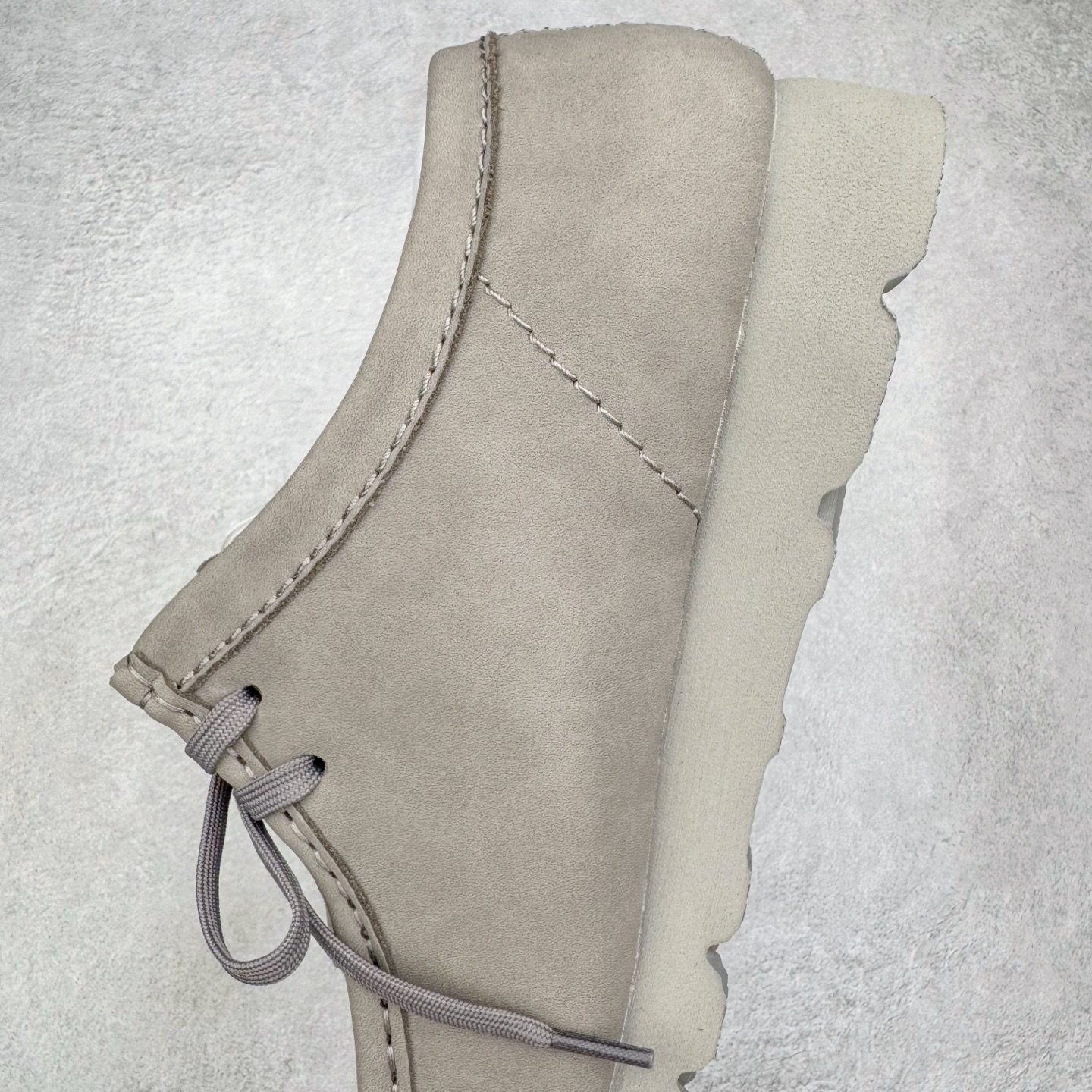 图片[7]-＃GD广顶 Clarks Originals WALLABEE 其乐时尚复古休闲鞋袋鼠鞋GTX男款时尚复古休闲鞋 Clarks的故事起源于1825年的英格兰南部萨默塞特郡，创始人Cyrus Clark和James Clark使用羊皮打造了一双拖鞋，这在当时是开创性的突破。融合创新和近200年的精湛工艺，这一点仍然是Clarks现在坚持的核心。一如既往，每双鞋都源自手工雕刻的木制鞋楦，先进的工艺、技术和现代材质，让我们能够打造更加精湛完美的“定制感”精品鞋履。1883年，Clarks 超前提出“HYGIENIC健康鞋”的理念，鞋款设计从人体工学角度出发，引领了整个制鞋行业的变革。1950年，Clarks迎来又一个里程碑式的发展—家族第四代成员Nathan Clark 设计创造了史上第一双沙漠靴DesertBoot，也代表着Clarks Originals 的正式诞生。自此，原创•个性•复古的三大DNA注定Clarks Originals 会成为鞋履界一个别样精彩的故事。实拍调校N版已经零色差零失真 百分百还原实物色彩所见即所得 不存在货不对板色差等低级问题 选购参考实物拍摄 不混卖不参货 只用心做好货严格选品 承诺混一赔十 尺码：36 36.5 37.5 38 38.5 39 40 40.5 41 42 42.5 43 44 44.5 45-选品中心