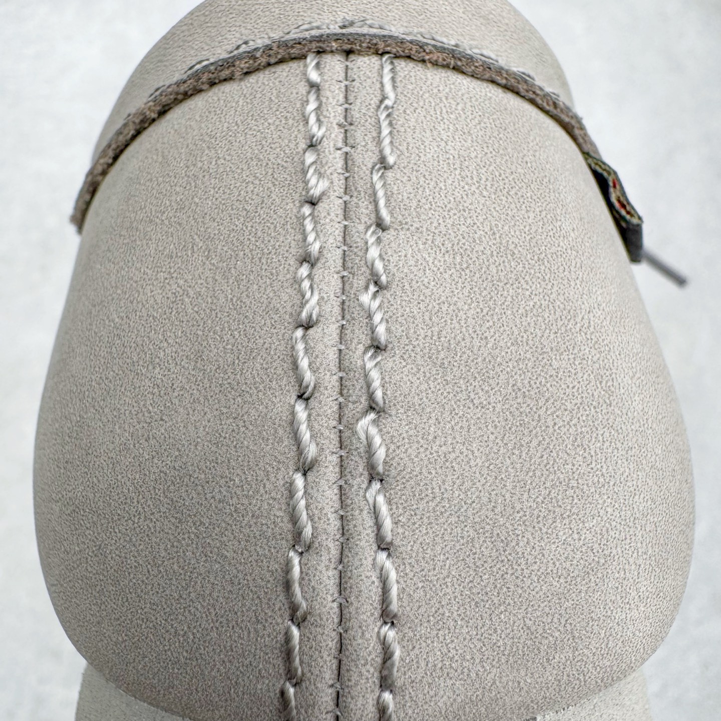 图片[18]-＃GD广顶 Clarks Originals WALLABEE 其乐时尚复古休闲鞋袋鼠鞋GTX男款时尚复古休闲鞋 Clarks的故事起源于1825年的英格兰南部萨默塞特郡，创始人Cyrus Clark和James Clark使用羊皮打造了一双拖鞋，这在当时是开创性的突破。融合创新和近200年的精湛工艺，这一点仍然是Clarks现在坚持的核心。一如既往，每双鞋都源自手工雕刻的木制鞋楦，先进的工艺、技术和现代材质，让我们能够打造更加精湛完美的“定制感”精品鞋履。1883年，Clarks 超前提出“HYGIENIC健康鞋”的理念，鞋款设计从人体工学角度出发，引领了整个制鞋行业的变革。1950年，Clarks迎来又一个里程碑式的发展—家族第四代成员Nathan Clark 设计创造了史上第一双沙漠靴DesertBoot，也代表着Clarks Originals 的正式诞生。自此，原创•个性•复古的三大DNA注定Clarks Originals 会成为鞋履界一个别样精彩的故事。实拍调校N版已经零色差零失真 百分百还原实物色彩所见即所得 不存在货不对板色差等低级问题 选购参考实物拍摄 不混卖不参货 只用心做好货严格选品 承诺混一赔十 尺码：36 36.5 37.5 38 38.5 39 40 40.5 41 42 42.5 43 44 44.5 45-选品中心