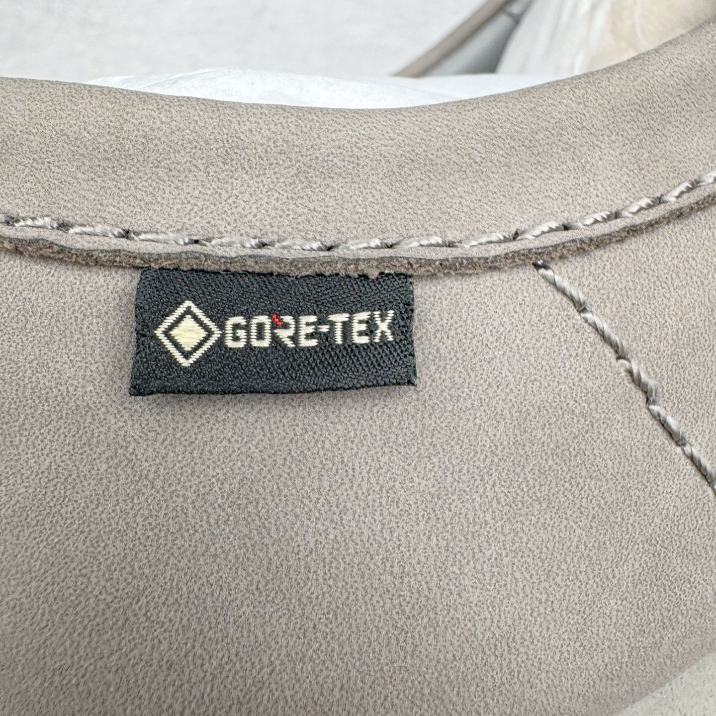 图片[15]-＃GD广顶 Clarks Originals WALLABEE 其乐时尚复古休闲鞋袋鼠鞋GTX男款时尚复古休闲鞋 Clarks的故事起源于1825年的英格兰南部萨默塞特郡，创始人Cyrus Clark和James Clark使用羊皮打造了一双拖鞋，这在当时是开创性的突破。融合创新和近200年的精湛工艺，这一点仍然是Clarks现在坚持的核心。一如既往，每双鞋都源自手工雕刻的木制鞋楦，先进的工艺、技术和现代材质，让我们能够打造更加精湛完美的“定制感”精品鞋履。1883年，Clarks 超前提出“HYGIENIC健康鞋”的理念，鞋款设计从人体工学角度出发，引领了整个制鞋行业的变革。1950年，Clarks迎来又一个里程碑式的发展—家族第四代成员Nathan Clark 设计创造了史上第一双沙漠靴DesertBoot，也代表着Clarks Originals 的正式诞生。自此，原创•个性•复古的三大DNA注定Clarks Originals 会成为鞋履界一个别样精彩的故事。实拍调校N版已经零色差零失真 百分百还原实物色彩所见即所得 不存在货不对板色差等低级问题 选购参考实物拍摄 不混卖不参货 只用心做好货严格选品 承诺混一赔十 尺码：36 36.5 37.5 38 38.5 39 40 40.5 41 42 42.5 43 44 44.5 45-选品中心