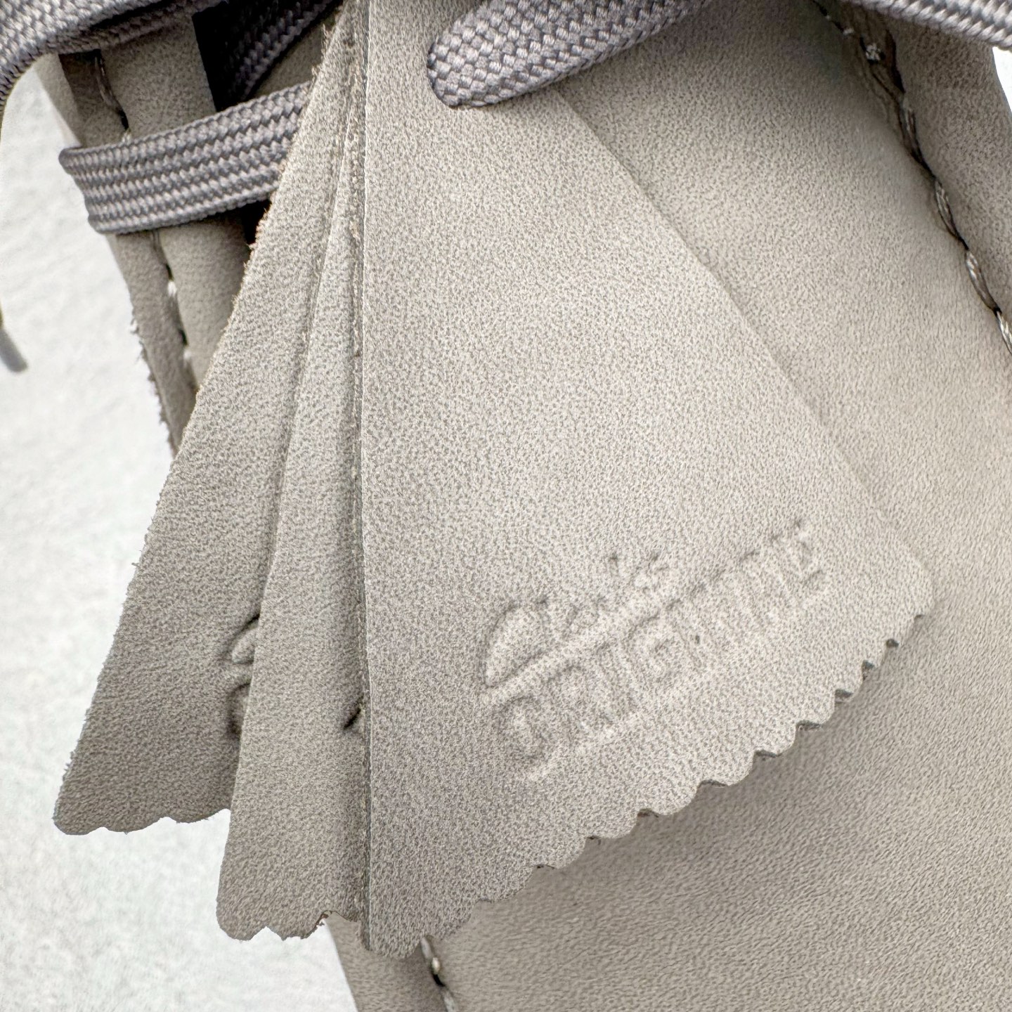 图片[11]-＃GD广顶 Clarks Originals WALLABEE 其乐时尚复古休闲鞋袋鼠鞋GTX男款时尚复古休闲鞋 Clarks的故事起源于1825年的英格兰南部萨默塞特郡，创始人Cyrus Clark和James Clark使用羊皮打造了一双拖鞋，这在当时是开创性的突破。融合创新和近200年的精湛工艺，这一点仍然是Clarks现在坚持的核心。一如既往，每双鞋都源自手工雕刻的木制鞋楦，先进的工艺、技术和现代材质，让我们能够打造更加精湛完美的“定制感”精品鞋履。1883年，Clarks 超前提出“HYGIENIC健康鞋”的理念，鞋款设计从人体工学角度出发，引领了整个制鞋行业的变革。1950年，Clarks迎来又一个里程碑式的发展—家族第四代成员Nathan Clark 设计创造了史上第一双沙漠靴DesertBoot，也代表着Clarks Originals 的正式诞生。自此，原创•个性•复古的三大DNA注定Clarks Originals 会成为鞋履界一个别样精彩的故事。实拍调校N版已经零色差零失真 百分百还原实物色彩所见即所得 不存在货不对板色差等低级问题 选购参考实物拍摄 不混卖不参货 只用心做好货严格选品 承诺混一赔十 尺码：36 36.5 37.5 38 38.5 39 40 40.5 41 42 42.5 43 44 44.5 45-选品中心