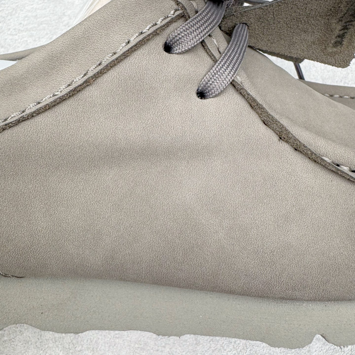 图片[14]-＃GD广顶 Clarks Originals WALLABEE 其乐时尚复古休闲鞋袋鼠鞋GTX男款时尚复古休闲鞋 Clarks的故事起源于1825年的英格兰南部萨默塞特郡，创始人Cyrus Clark和James Clark使用羊皮打造了一双拖鞋，这在当时是开创性的突破。融合创新和近200年的精湛工艺，这一点仍然是Clarks现在坚持的核心。一如既往，每双鞋都源自手工雕刻的木制鞋楦，先进的工艺、技术和现代材质，让我们能够打造更加精湛完美的“定制感”精品鞋履。1883年，Clarks 超前提出“HYGIENIC健康鞋”的理念，鞋款设计从人体工学角度出发，引领了整个制鞋行业的变革。1950年，Clarks迎来又一个里程碑式的发展—家族第四代成员Nathan Clark 设计创造了史上第一双沙漠靴DesertBoot，也代表着Clarks Originals 的正式诞生。自此，原创•个性•复古的三大DNA注定Clarks Originals 会成为鞋履界一个别样精彩的故事。实拍调校N版已经零色差零失真 百分百还原实物色彩所见即所得 不存在货不对板色差等低级问题 选购参考实物拍摄 不混卖不参货 只用心做好货严格选品 承诺混一赔十 尺码：36 36.5 37.5 38 38.5 39 40 40.5 41 42 42.5 43 44 44.5 45-选品中心