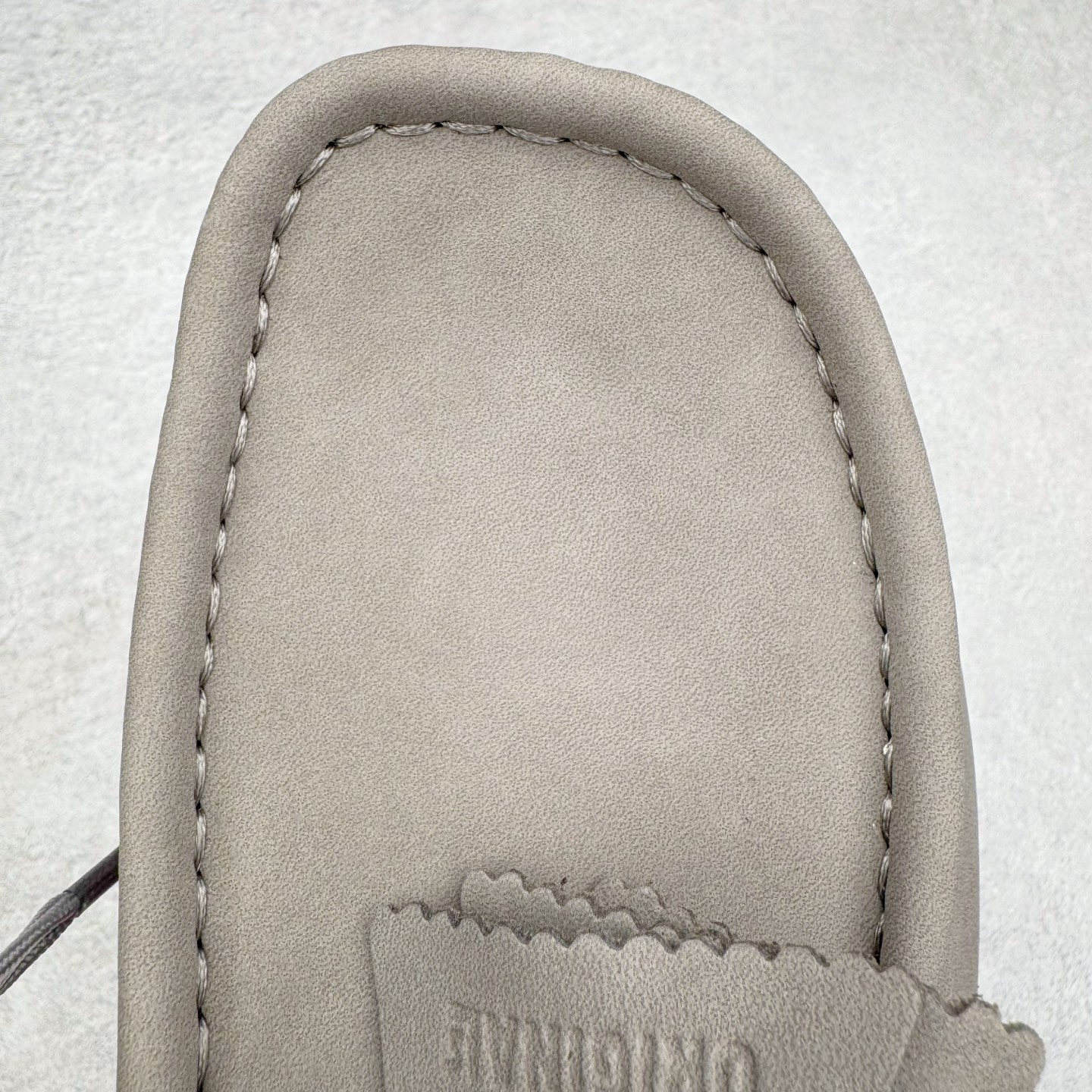 图片[12]-＃GD广顶 Clarks Originals WALLABEE 其乐时尚复古休闲鞋袋鼠鞋GTX男款时尚复古休闲鞋 Clarks的故事起源于1825年的英格兰南部萨默塞特郡，创始人Cyrus Clark和James Clark使用羊皮打造了一双拖鞋，这在当时是开创性的突破。融合创新和近200年的精湛工艺，这一点仍然是Clarks现在坚持的核心。一如既往，每双鞋都源自手工雕刻的木制鞋楦，先进的工艺、技术和现代材质，让我们能够打造更加精湛完美的“定制感”精品鞋履。1883年，Clarks 超前提出“HYGIENIC健康鞋”的理念，鞋款设计从人体工学角度出发，引领了整个制鞋行业的变革。1950年，Clarks迎来又一个里程碑式的发展—家族第四代成员Nathan Clark 设计创造了史上第一双沙漠靴DesertBoot，也代表着Clarks Originals 的正式诞生。自此，原创•个性•复古的三大DNA注定Clarks Originals 会成为鞋履界一个别样精彩的故事。实拍调校N版已经零色差零失真 百分百还原实物色彩所见即所得 不存在货不对板色差等低级问题 选购参考实物拍摄 不混卖不参货 只用心做好货严格选品 承诺混一赔十 尺码：36 36.5 37.5 38 38.5 39 40 40.5 41 42 42.5 43 44 44.5 45-选品中心