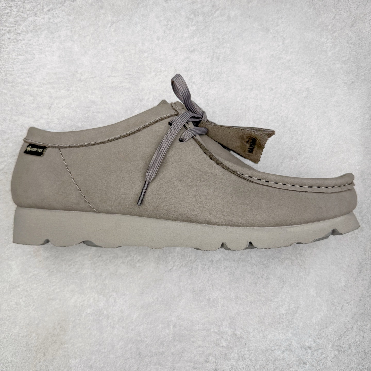 ＃GD广顶 Clarks Originals WALLABEE 其乐时尚复古休闲鞋袋鼠鞋GTX男款时尚复古休闲鞋 Clarks的故事起源于1825年的英格兰南部萨默塞特郡，创始人Cyrus Clark和James Clark使用羊皮打造了一双拖鞋，这在当时是开创性的突破。融合创新和近200年的精湛工艺，这一点仍然是Clarks现在坚持的核心。一如既往，每双鞋都源自手工雕刻的木制鞋楦，先进的工艺、技术和现代材质，让我们能够打造更加精湛完美的“定制感”精品鞋履。1883年，Clarks 超前提出“HYGIENIC健康鞋”的理念，鞋款设计从人体工学角度出发，引领了整个制鞋行业的变革。1950年，Clarks迎来又一个里程碑式的发展—家族第四代成员Nathan Clark 设计创造了史上第一双沙漠靴DesertBoot，也代表着Clarks Originals 的正式诞生。自此，原创•个性•复古的三大DNA注定Clarks Originals 会成为鞋履界一个别样精彩的故事。实拍调校N版已经零色差零失真 百分百还原实物色彩所见即所得 不存在货不对板色差等低级问题 选购参考实物拍摄 不混卖不参货 只用心做好货严格选品 承诺混一赔十 尺码：36 36.5 37.5 38 38.5 39 40 40.5 41 42 42.5 43 44 44.5 45-选品中心