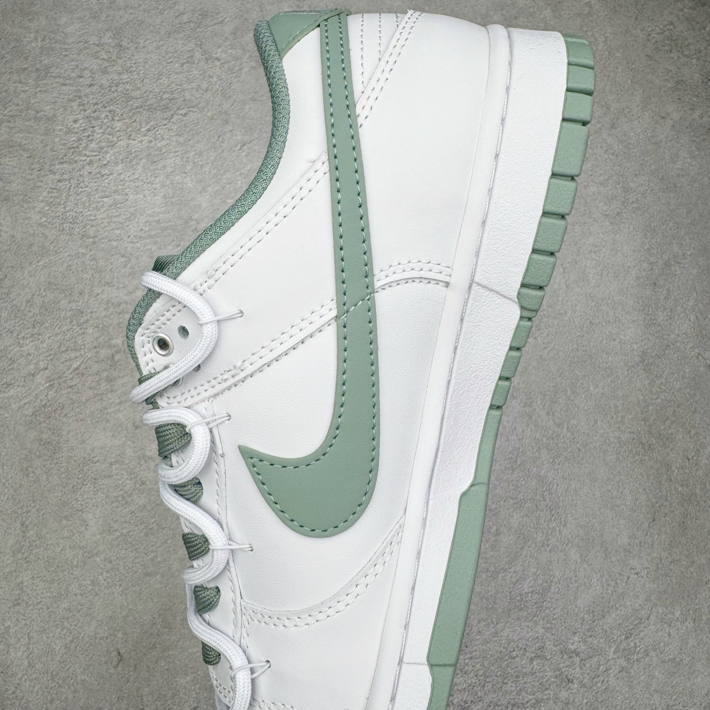 图片[7]-＃YC纯原 NK Dunk Low 雾绿 WG0528-102 当伦敦的雾绿漫入街头，以纯净白色为画布，Swoosh、鞋带与鞋底缀入低饱和度的伦敦雾绿，如薄雾萦绕鞋身，自带山间晨雾般的清新高级感。鞋侧“Victory”字样低调点缀，为简约设计注入一丝竞技精神。上脚即破圈，模糊常规与个性的边界，不刻意抢镜，却总在迈步时成为视觉重心。定制系列天花板 无原鞋不开发 全系列得物原鞋一比一校对开发 配色持续更新中 终端对接 优势输出 全套原厂楦头原纸板数据档案倾力打造 原汁原味莞产 极致还原 圈内最强针车工艺 高端零售指定版 广东原厂配套原盒原标 鞋盒分三个尺码段 原厂冲刀 超高清洁度 全鞋零毛边皮料切割 采用原厂百宏鞋带以及原厂百宏织唛舌标 内标可供原厂几率过验 进口原装条纹中底布 四线拉帮白色点胶 原厂拉帮手法遵循公司 原厂电绣 极致还原 尺码：36 36.5 37.5 38 38.5 39 40 40.5 41 42 42.5 43 44 44.5 45 46-选品中心