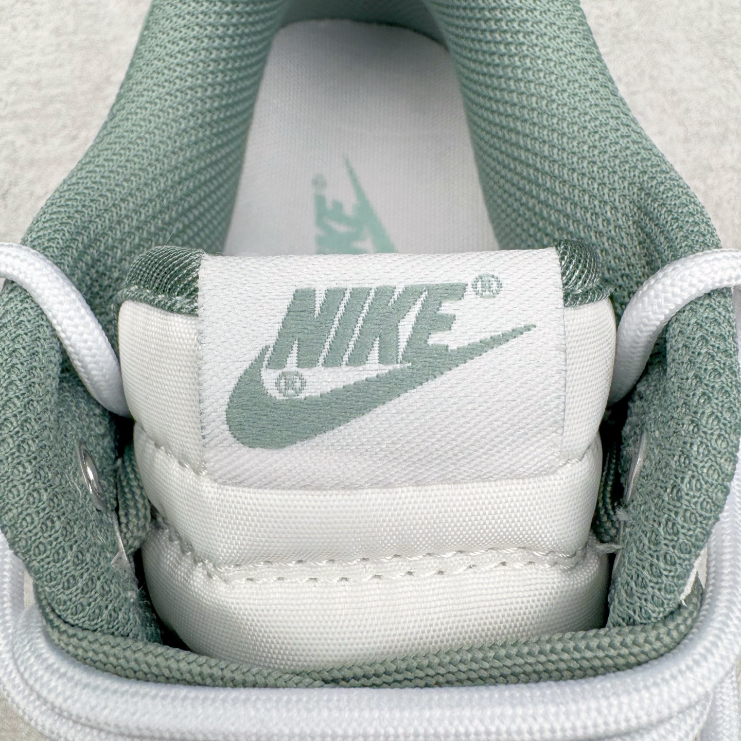 图片[12]-＃YC纯原 NK Dunk Low 雾绿 WG0528-102 当伦敦的雾绿漫入街头，以纯净白色为画布，Swoosh、鞋带与鞋底缀入低饱和度的伦敦雾绿，如薄雾萦绕鞋身，自带山间晨雾般的清新高级感。鞋侧“Victory”字样低调点缀，为简约设计注入一丝竞技精神。上脚即破圈，模糊常规与个性的边界，不刻意抢镜，却总在迈步时成为视觉重心。定制系列天花板 无原鞋不开发 全系列得物原鞋一比一校对开发 配色持续更新中 终端对接 优势输出 全套原厂楦头原纸板数据档案倾力打造 原汁原味莞产 极致还原 圈内最强针车工艺 高端零售指定版 广东原厂配套原盒原标 鞋盒分三个尺码段 原厂冲刀 超高清洁度 全鞋零毛边皮料切割 采用原厂百宏鞋带以及原厂百宏织唛舌标 内标可供原厂几率过验 进口原装条纹中底布 四线拉帮白色点胶 原厂拉帮手法遵循公司 原厂电绣 极致还原 尺码：36 36.5 37.5 38 38.5 39 40 40.5 41 42 42.5 43 44 44.5 45 46-选品中心