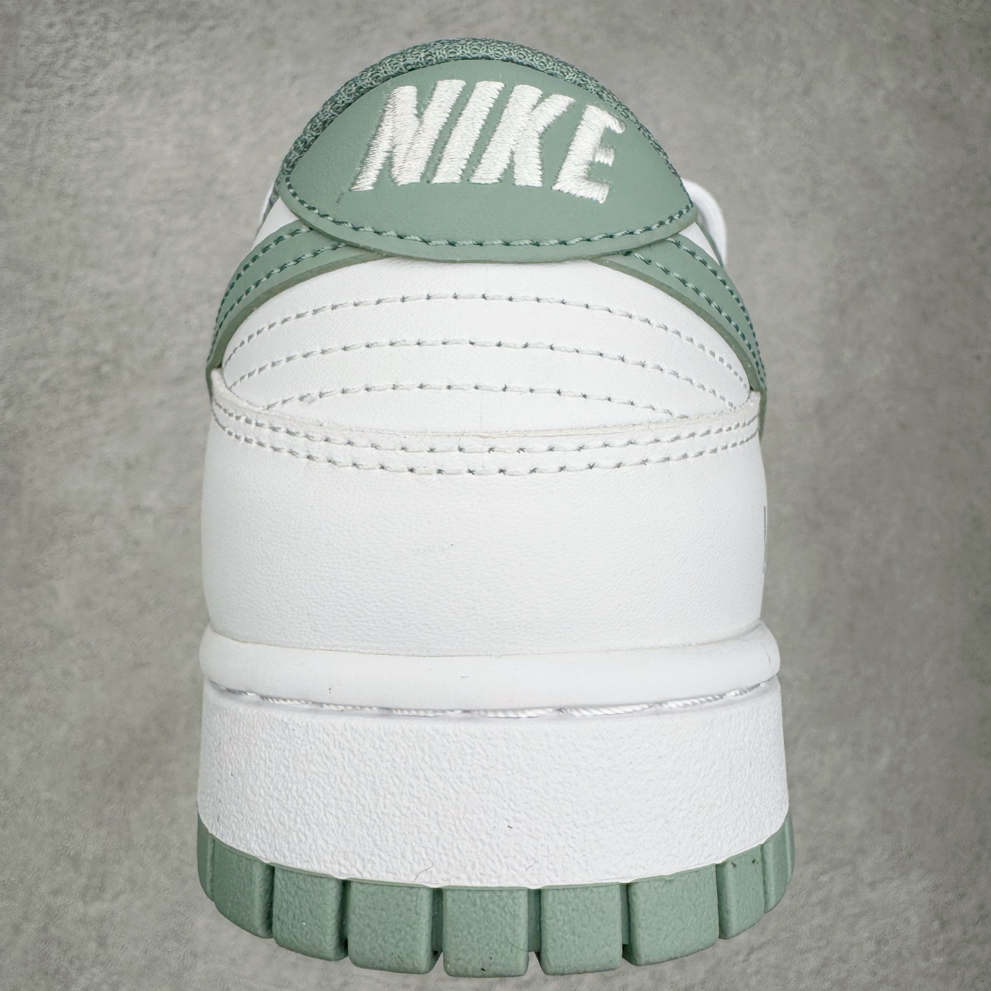 图片[8]-＃YC纯原 NK Dunk Low 雾绿 WG0528-102 当伦敦的雾绿漫入街头，以纯净白色为画布，Swoosh、鞋带与鞋底缀入低饱和度的伦敦雾绿，如薄雾萦绕鞋身，自带山间晨雾般的清新高级感。鞋侧“Victory”字样低调点缀，为简约设计注入一丝竞技精神。上脚即破圈，模糊常规与个性的边界，不刻意抢镜，却总在迈步时成为视觉重心。定制系列天花板 无原鞋不开发 全系列得物原鞋一比一校对开发 配色持续更新中 终端对接 优势输出 全套原厂楦头原纸板数据档案倾力打造 原汁原味莞产 极致还原 圈内最强针车工艺 高端零售指定版 广东原厂配套原盒原标 鞋盒分三个尺码段 原厂冲刀 超高清洁度 全鞋零毛边皮料切割 采用原厂百宏鞋带以及原厂百宏织唛舌标 内标可供原厂几率过验 进口原装条纹中底布 四线拉帮白色点胶 原厂拉帮手法遵循公司 原厂电绣 极致还原 尺码：36 36.5 37.5 38 38.5 39 40 40.5 41 42 42.5 43 44 44.5 45 46-选品中心