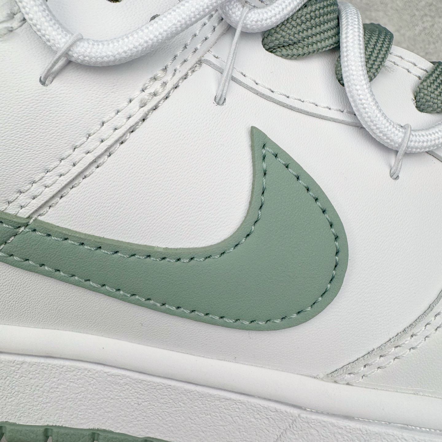 图片[17]-＃YC纯原 NK Dunk Low 雾绿 WG0528-102 当伦敦的雾绿漫入街头，以纯净白色为画布，Swoosh、鞋带与鞋底缀入低饱和度的伦敦雾绿，如薄雾萦绕鞋身，自带山间晨雾般的清新高级感。鞋侧“Victory”字样低调点缀，为简约设计注入一丝竞技精神。上脚即破圈，模糊常规与个性的边界，不刻意抢镜，却总在迈步时成为视觉重心。定制系列天花板 无原鞋不开发 全系列得物原鞋一比一校对开发 配色持续更新中 终端对接 优势输出 全套原厂楦头原纸板数据档案倾力打造 原汁原味莞产 极致还原 圈内最强针车工艺 高端零售指定版 广东原厂配套原盒原标 鞋盒分三个尺码段 原厂冲刀 超高清洁度 全鞋零毛边皮料切割 采用原厂百宏鞋带以及原厂百宏织唛舌标 内标可供原厂几率过验 进口原装条纹中底布 四线拉帮白色点胶 原厂拉帮手法遵循公司 原厂电绣 极致还原 尺码：36 36.5 37.5 38 38.5 39 40 40.5 41 42 42.5 43 44 44.5 45 46-选品中心