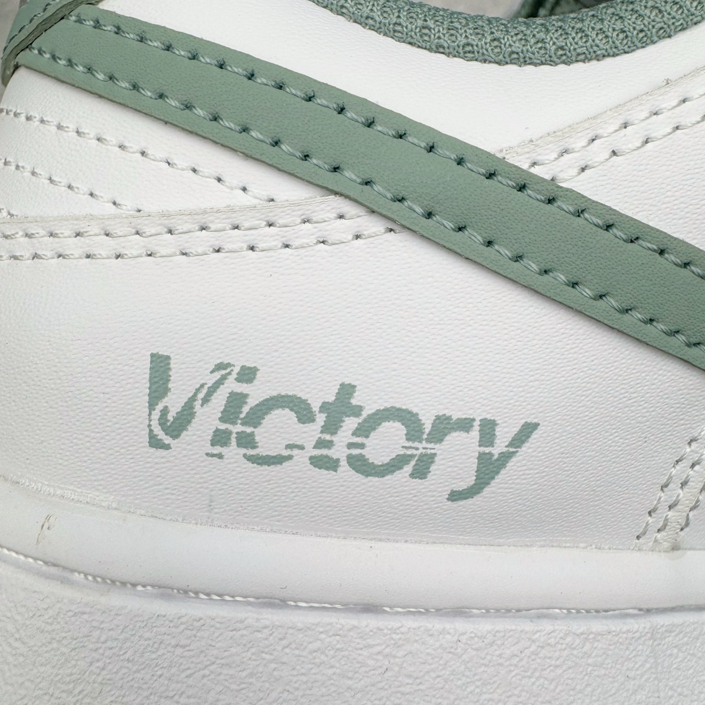 图片[16]-＃YC纯原 NK Dunk Low 雾绿 WG0528-102 当伦敦的雾绿漫入街头，以纯净白色为画布，Swoosh、鞋带与鞋底缀入低饱和度的伦敦雾绿，如薄雾萦绕鞋身，自带山间晨雾般的清新高级感。鞋侧“Victory”字样低调点缀，为简约设计注入一丝竞技精神。上脚即破圈，模糊常规与个性的边界，不刻意抢镜，却总在迈步时成为视觉重心。定制系列天花板 无原鞋不开发 全系列得物原鞋一比一校对开发 配色持续更新中 终端对接 优势输出 全套原厂楦头原纸板数据档案倾力打造 原汁原味莞产 极致还原 圈内最强针车工艺 高端零售指定版 广东原厂配套原盒原标 鞋盒分三个尺码段 原厂冲刀 超高清洁度 全鞋零毛边皮料切割 采用原厂百宏鞋带以及原厂百宏织唛舌标 内标可供原厂几率过验 进口原装条纹中底布 四线拉帮白色点胶 原厂拉帮手法遵循公司 原厂电绣 极致还原 尺码：36 36.5 37.5 38 38.5 39 40 40.5 41 42 42.5 43 44 44.5 45 46-选品中心