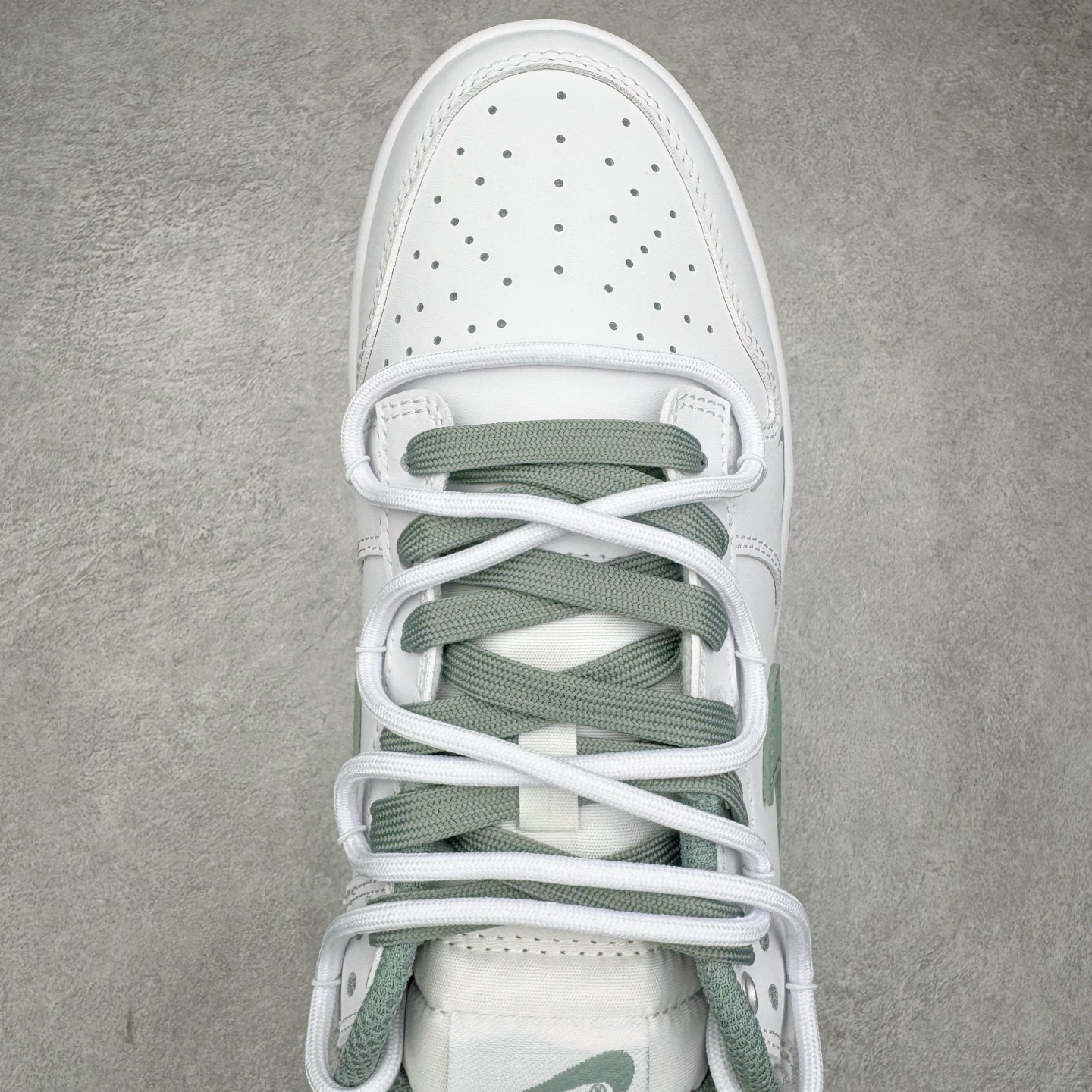 图片[4]-＃YC纯原 NK Dunk Low 雾绿 WG0528-102 当伦敦的雾绿漫入街头，以纯净白色为画布，Swoosh、鞋带与鞋底缀入低饱和度的伦敦雾绿，如薄雾萦绕鞋身，自带山间晨雾般的清新高级感。鞋侧“Victory”字样低调点缀，为简约设计注入一丝竞技精神。上脚即破圈，模糊常规与个性的边界，不刻意抢镜，却总在迈步时成为视觉重心。定制系列天花板 无原鞋不开发 全系列得物原鞋一比一校对开发 配色持续更新中 终端对接 优势输出 全套原厂楦头原纸板数据档案倾力打造 原汁原味莞产 极致还原 圈内最强针车工艺 高端零售指定版 广东原厂配套原盒原标 鞋盒分三个尺码段 原厂冲刀 超高清洁度 全鞋零毛边皮料切割 采用原厂百宏鞋带以及原厂百宏织唛舌标 内标可供原厂几率过验 进口原装条纹中底布 四线拉帮白色点胶 原厂拉帮手法遵循公司 原厂电绣 极致还原 尺码：36 36.5 37.5 38 38.5 39 40 40.5 41 42 42.5 43 44 44.5 45 46-选品中心